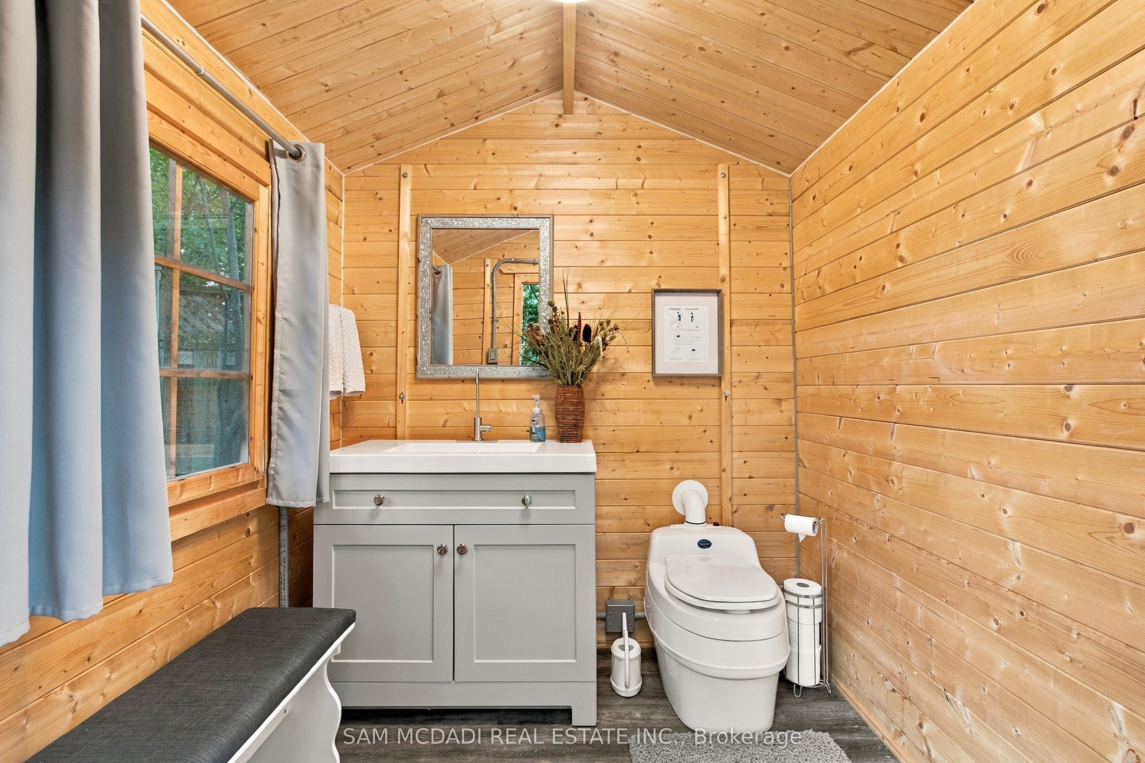 1664 Howat Crescent Property Photo 39