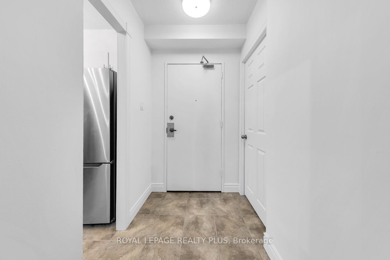 1359 White Oaks Boulevard 403 Property Photo 2