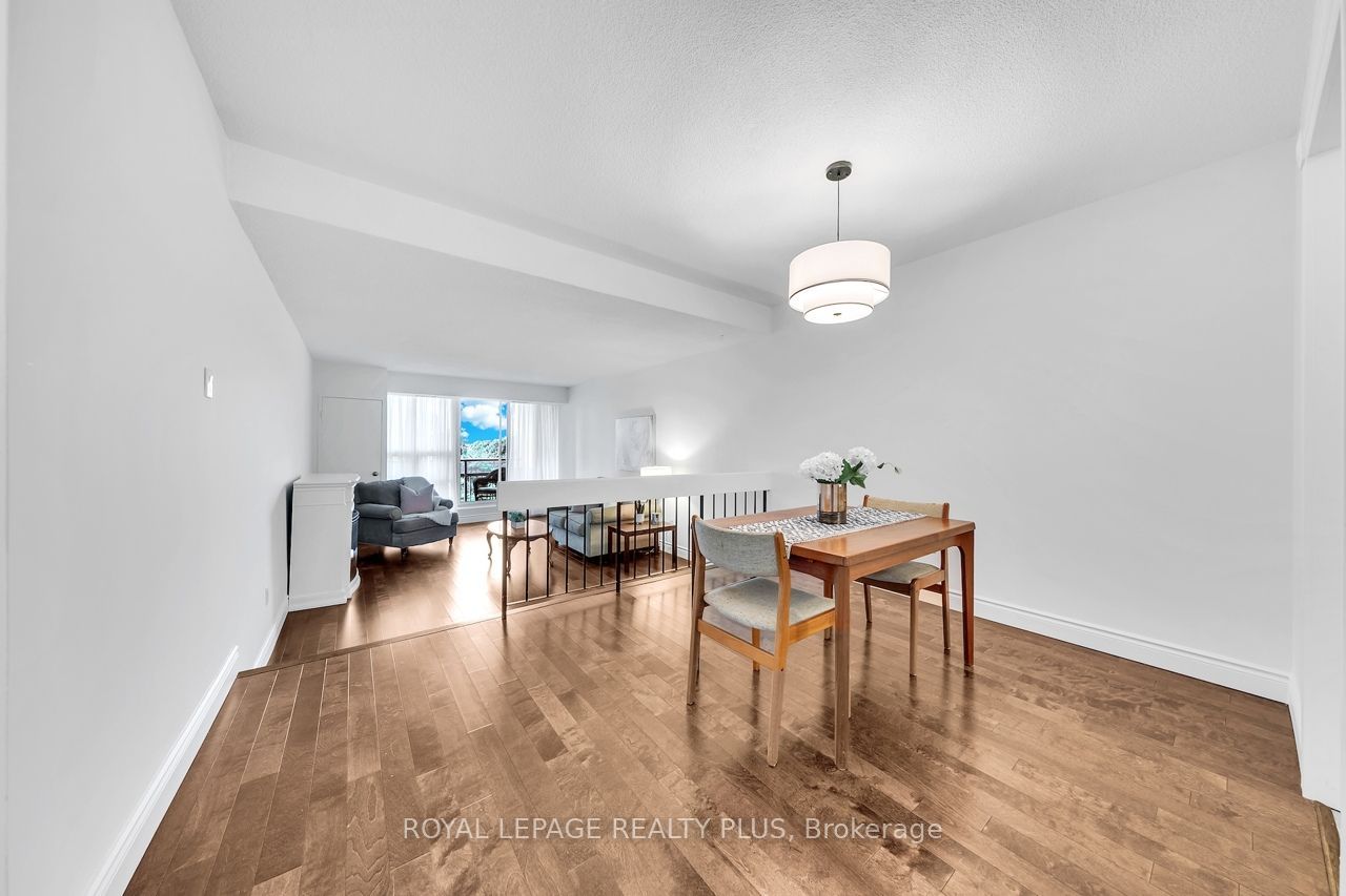 1359 White Oaks Boulevard 403 Property Photo 6