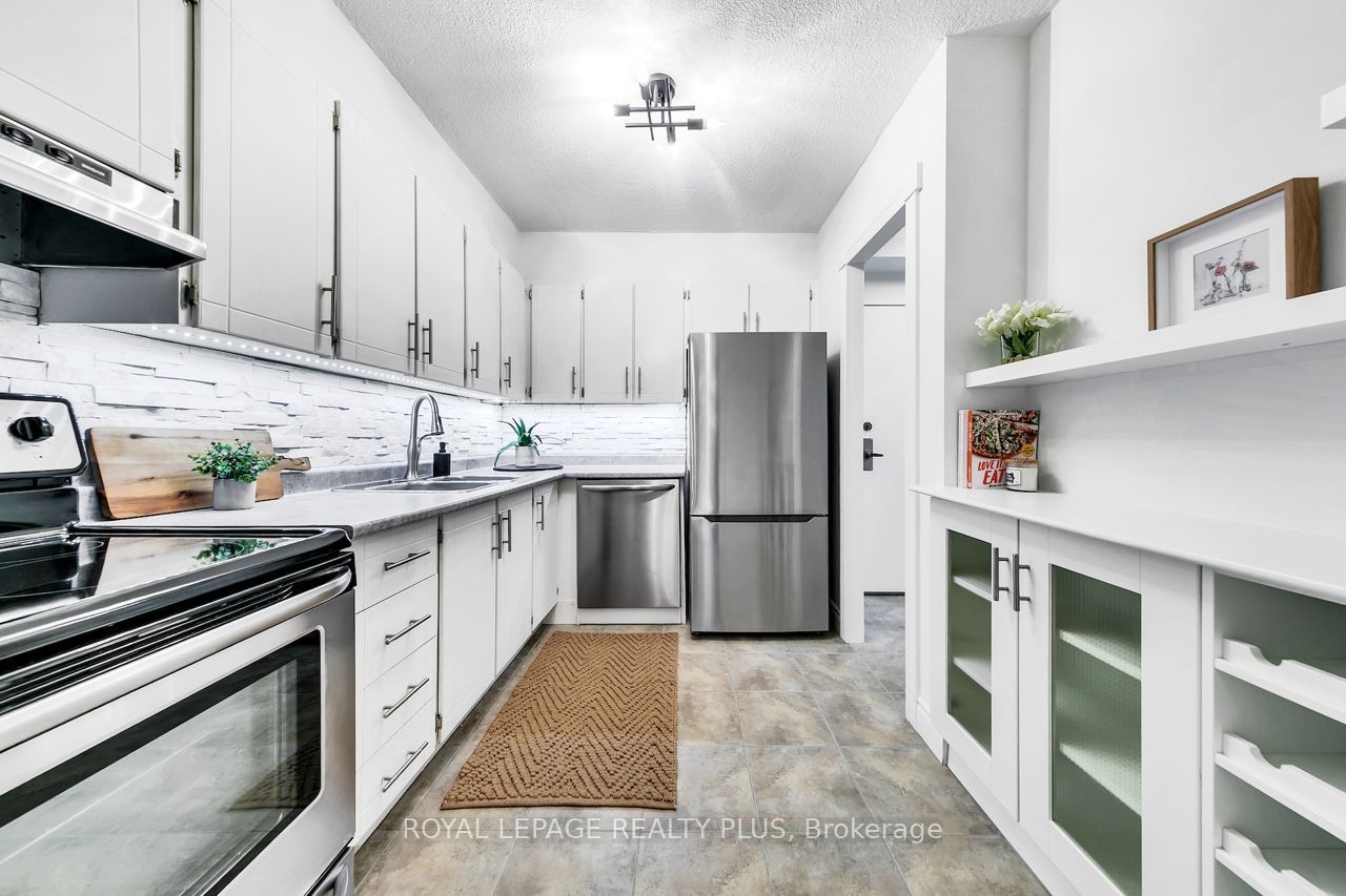 1359 White Oaks Boulevard 403 Property Photo 10