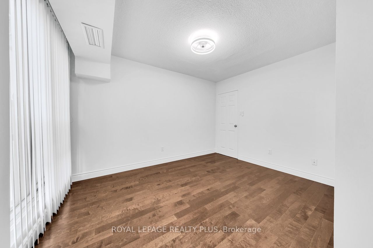 1359 White Oaks Boulevard 403 Property Photo 28