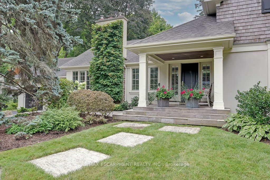 7 Colonial Crescent Property Photo 4