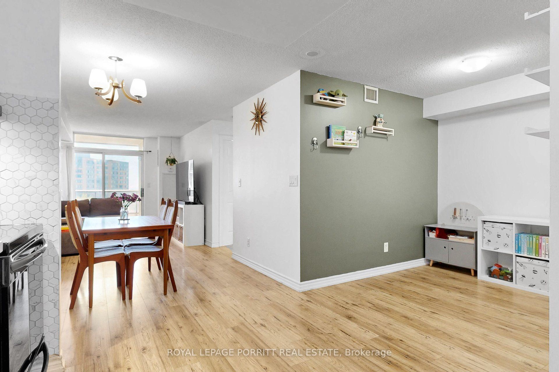 3888 Duke Of York Boulevard 927 Property Photo 10