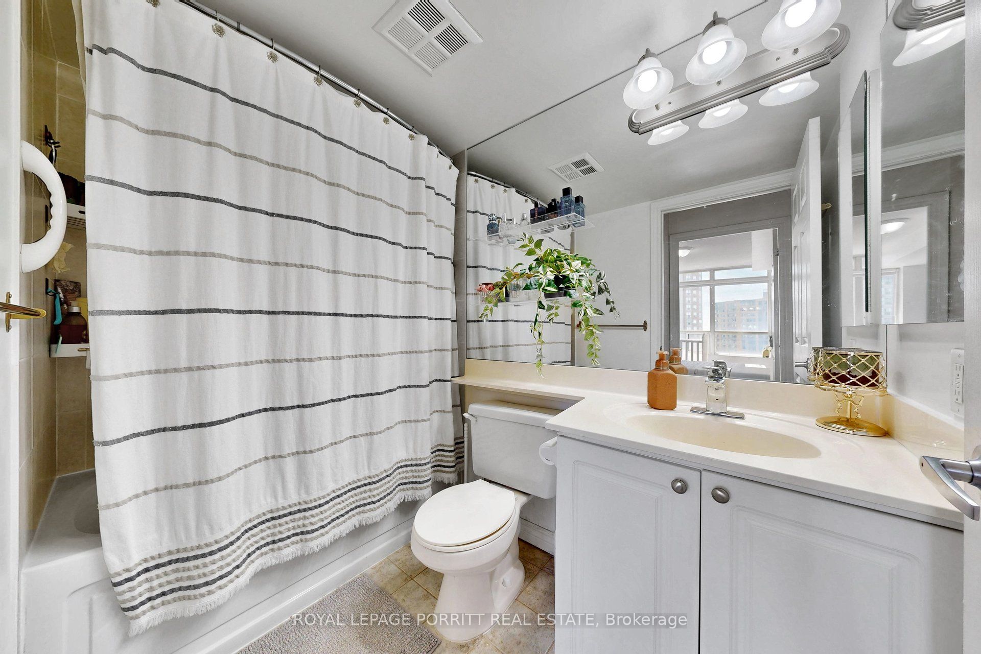 3888 Duke Of York Boulevard 927 Property Photo 23