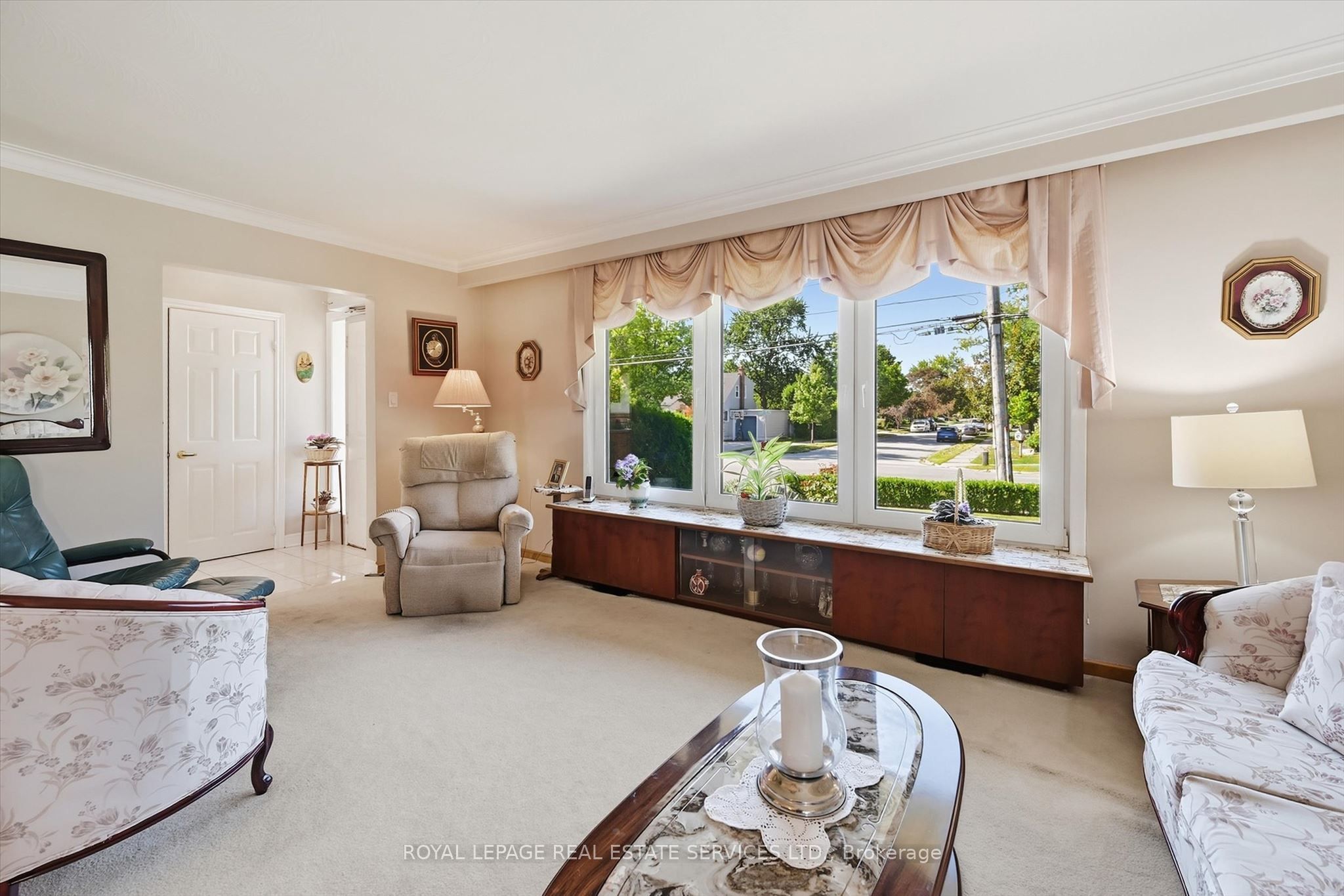 305 Queen Mary Drive Property Photo 9
