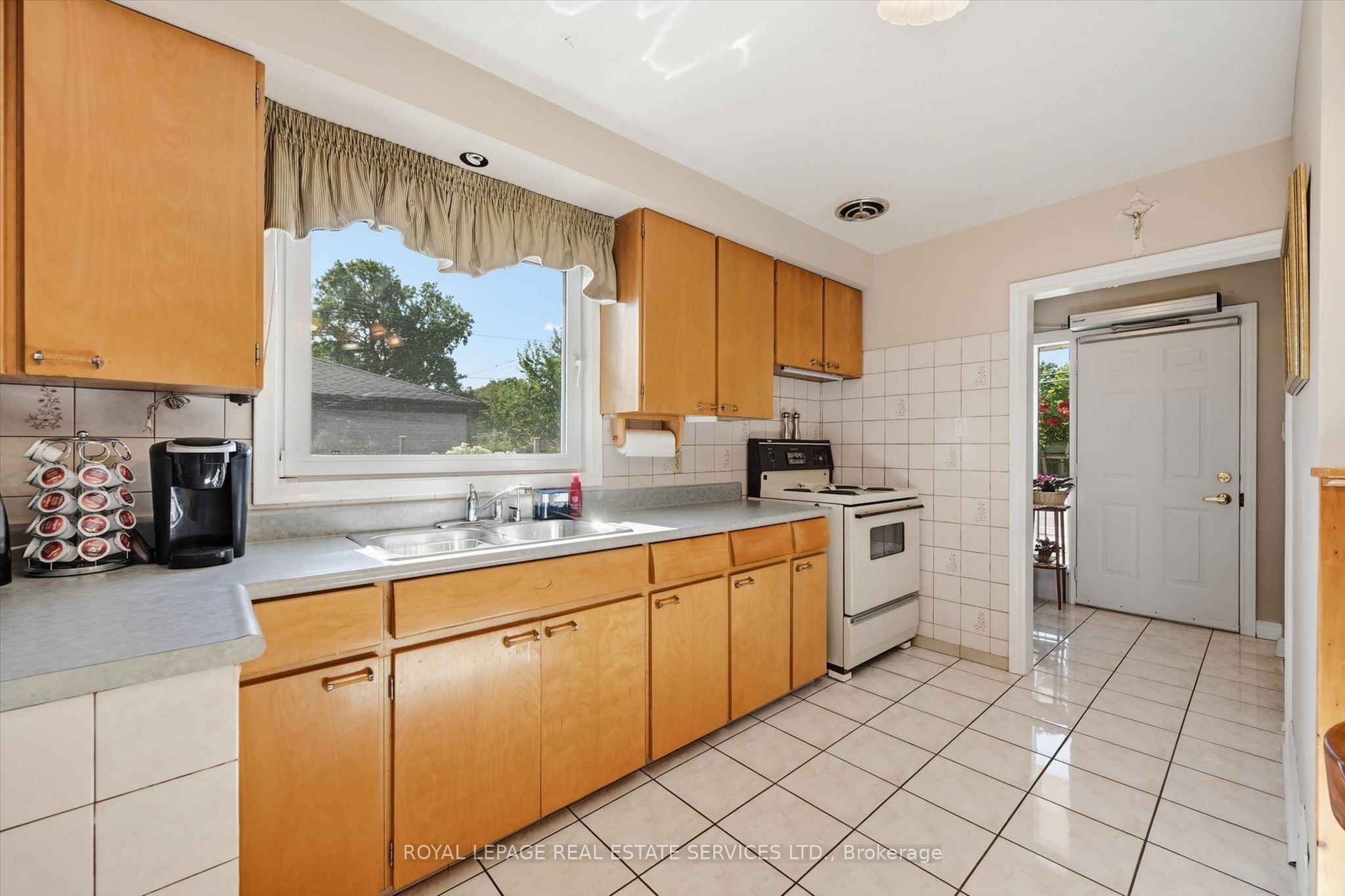 305 Queen Mary Drive Property Photo 15