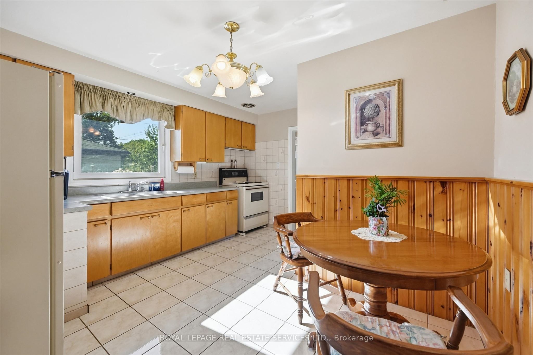 305 Queen Mary Drive Property Photo 17