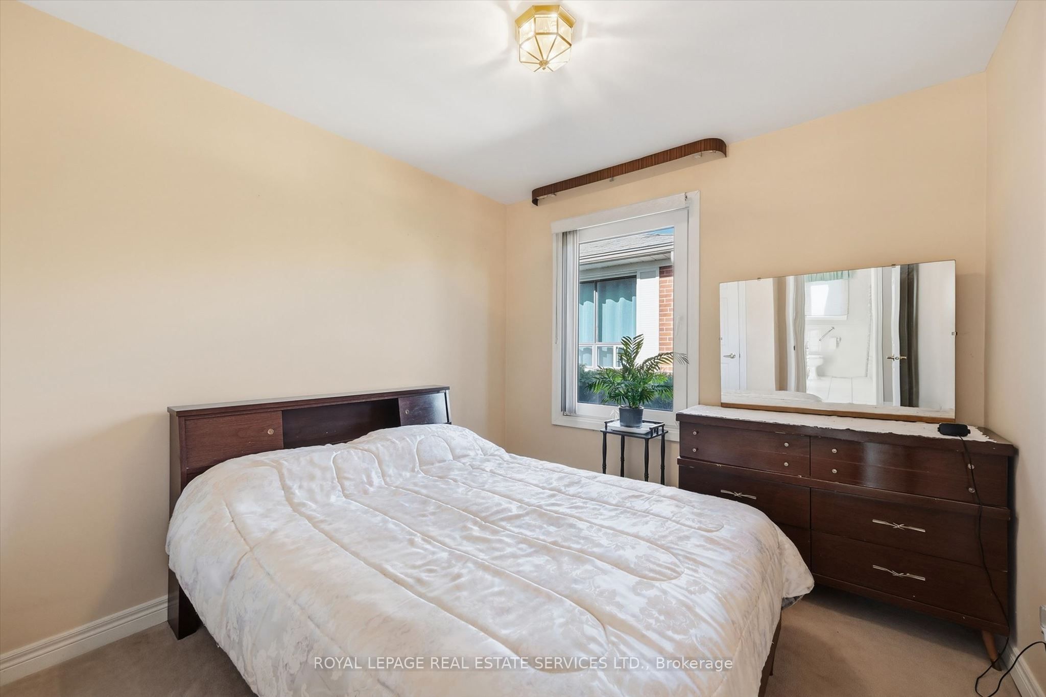 305 Queen Mary Drive Property Photo 23
