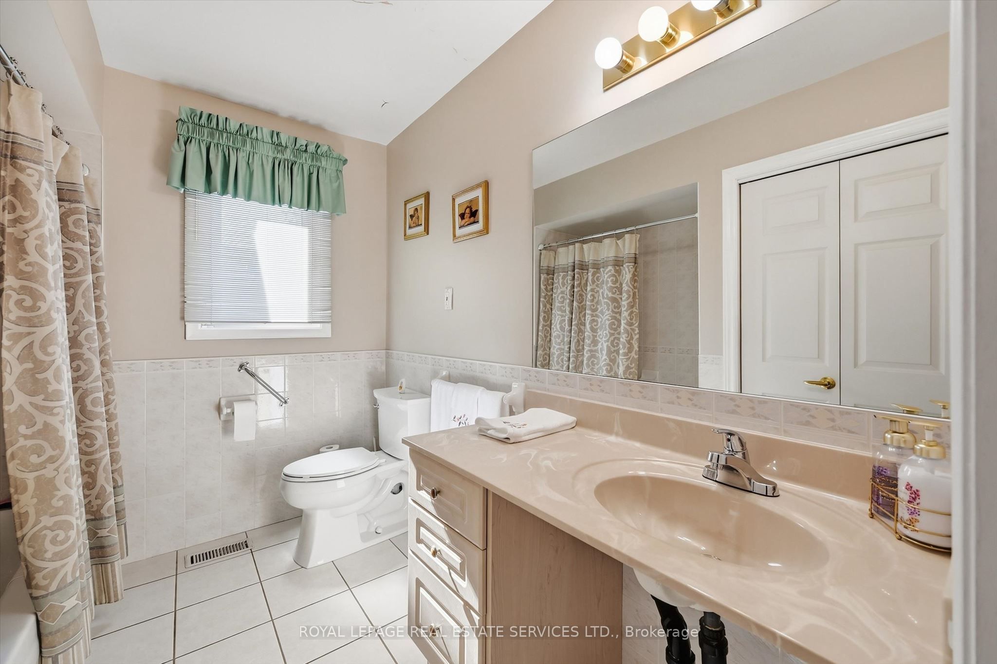 305 Queen Mary Drive Property Photo 27