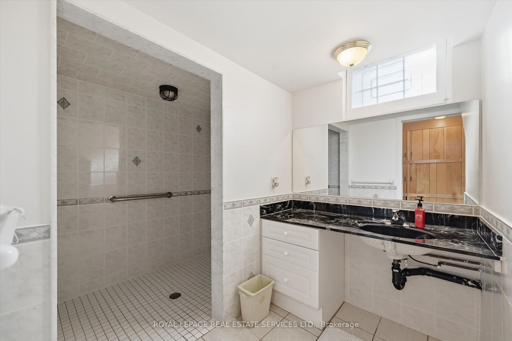 305 Queen Mary Drive Property Photo 36