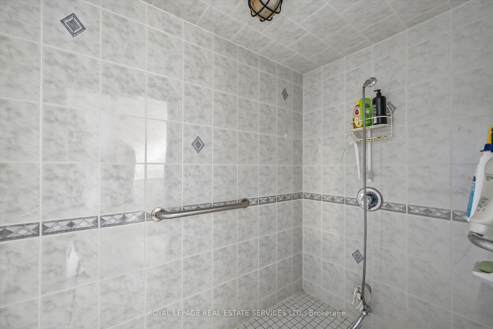 305 Queen Mary Drive Property Photo 37