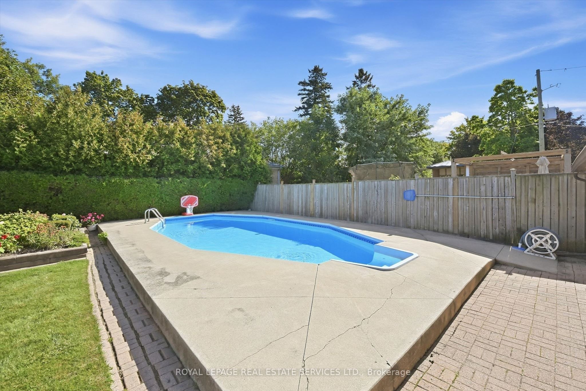 305 Queen Mary Drive Property Photo 40