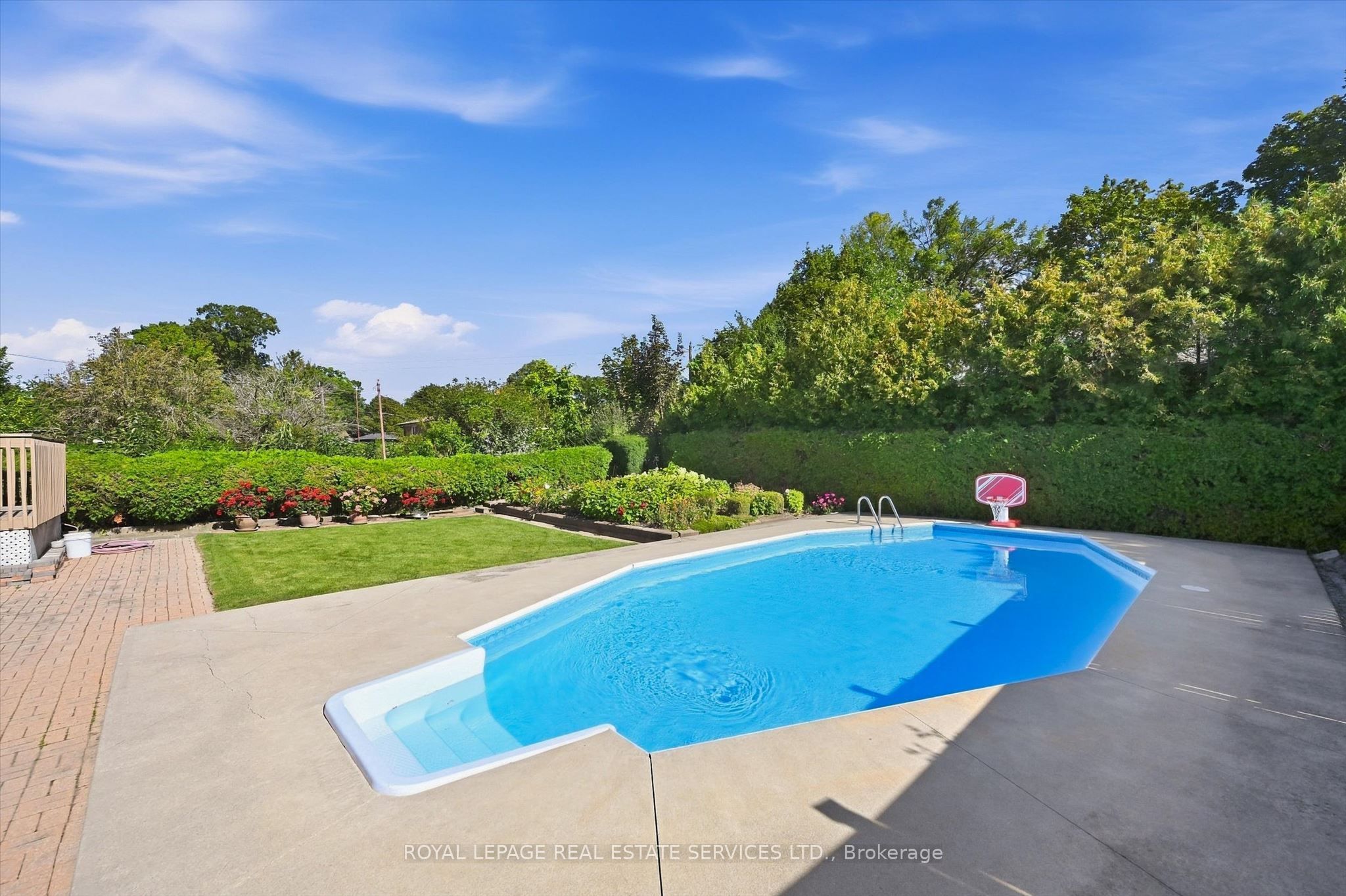 305 Queen Mary Drive Property Photo 41