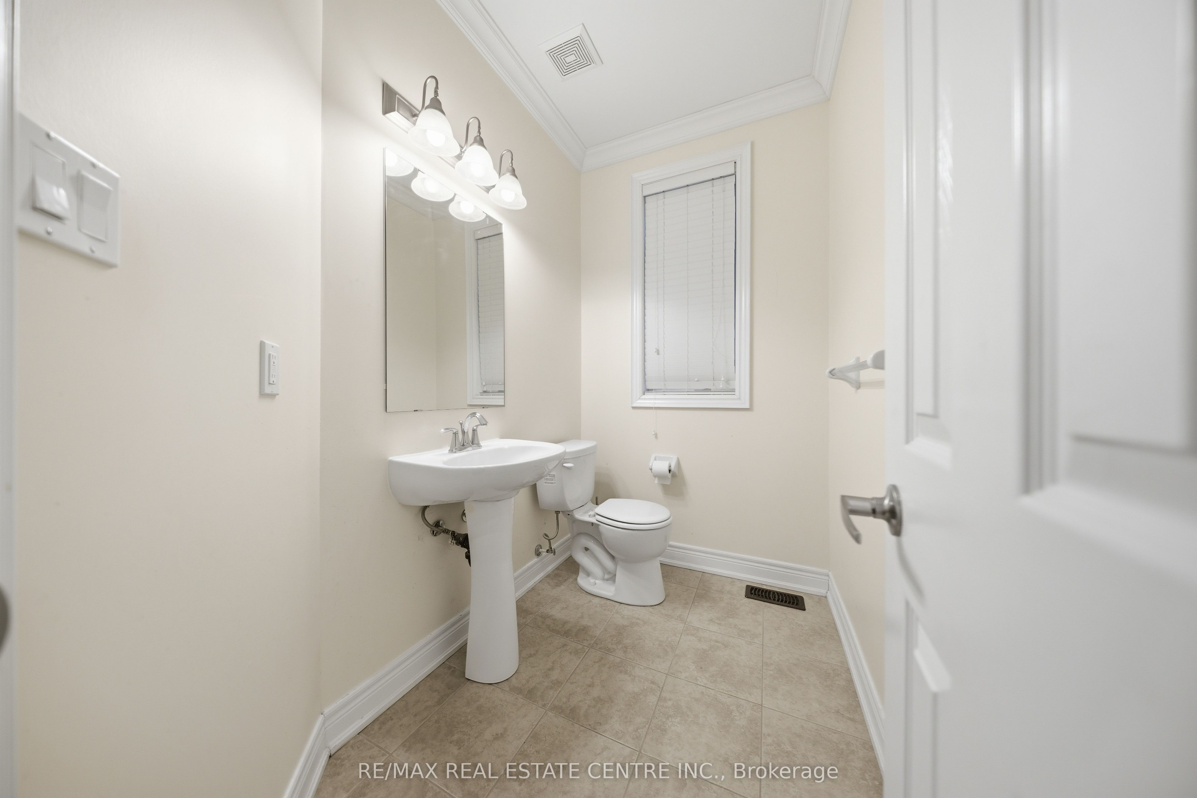 3290 Erin Centre Boulevard Property Photo 7