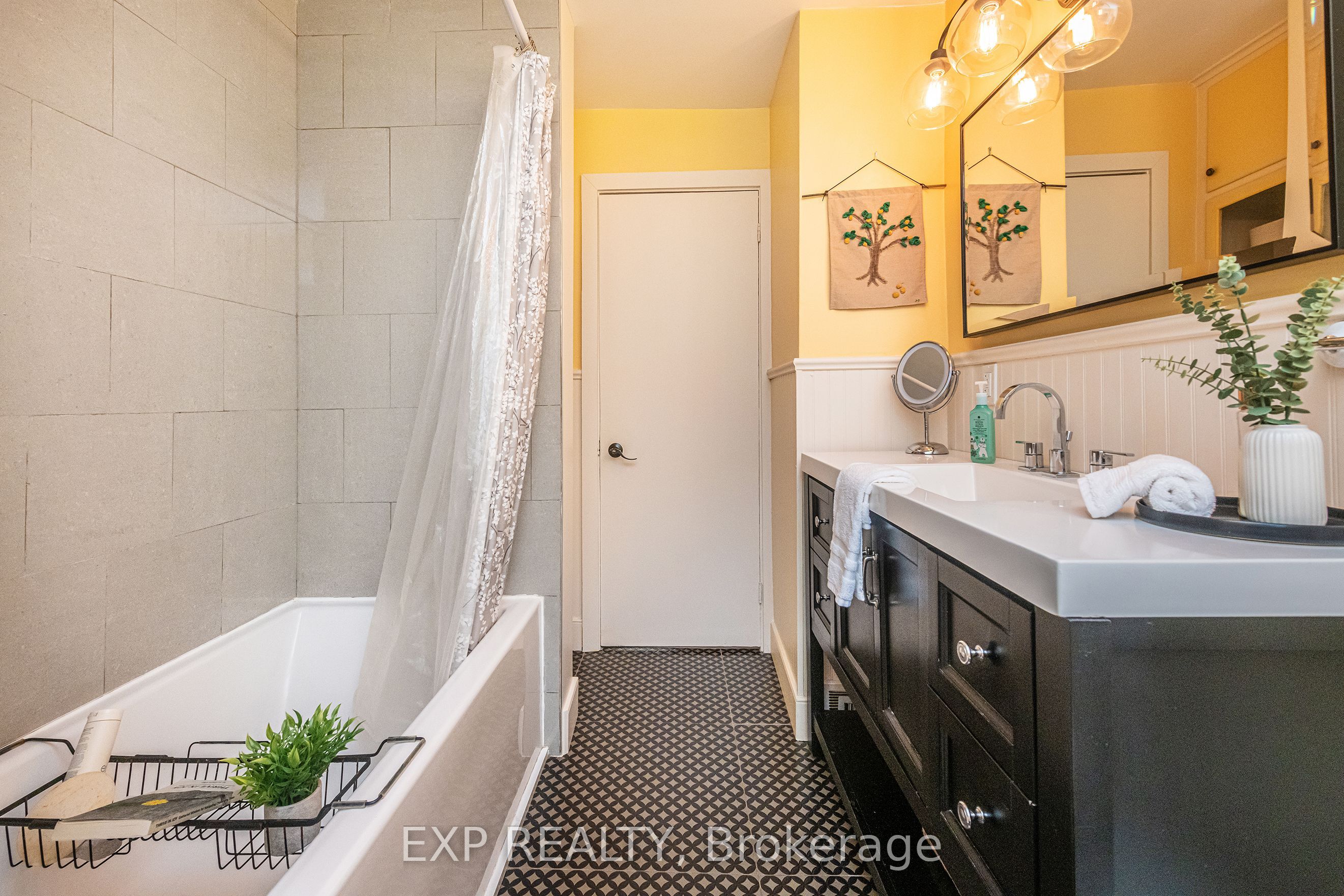 7 Third Avenue Property Photo 32
