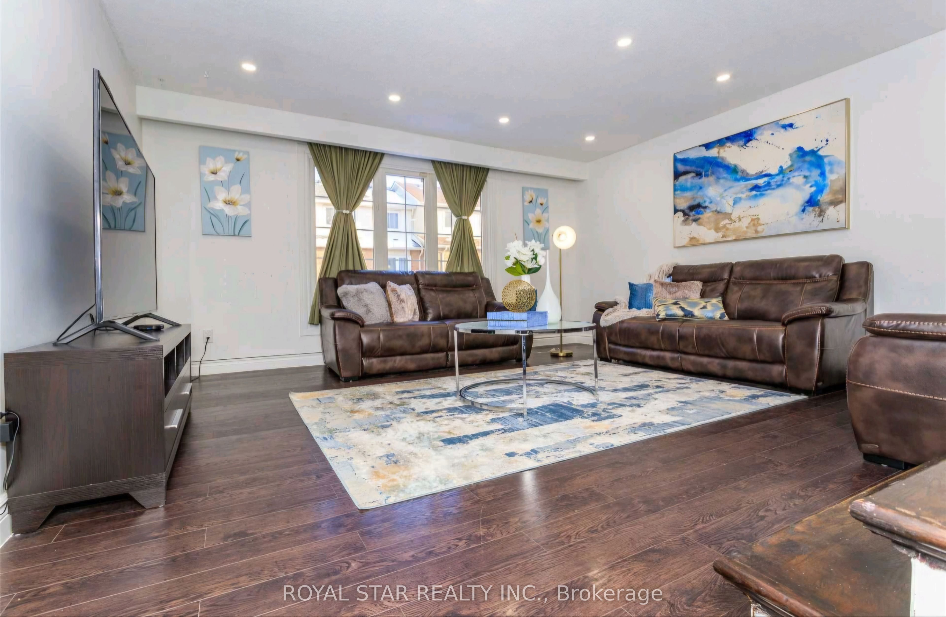 19 Ashurst Crescent N Upper Property Photo 1