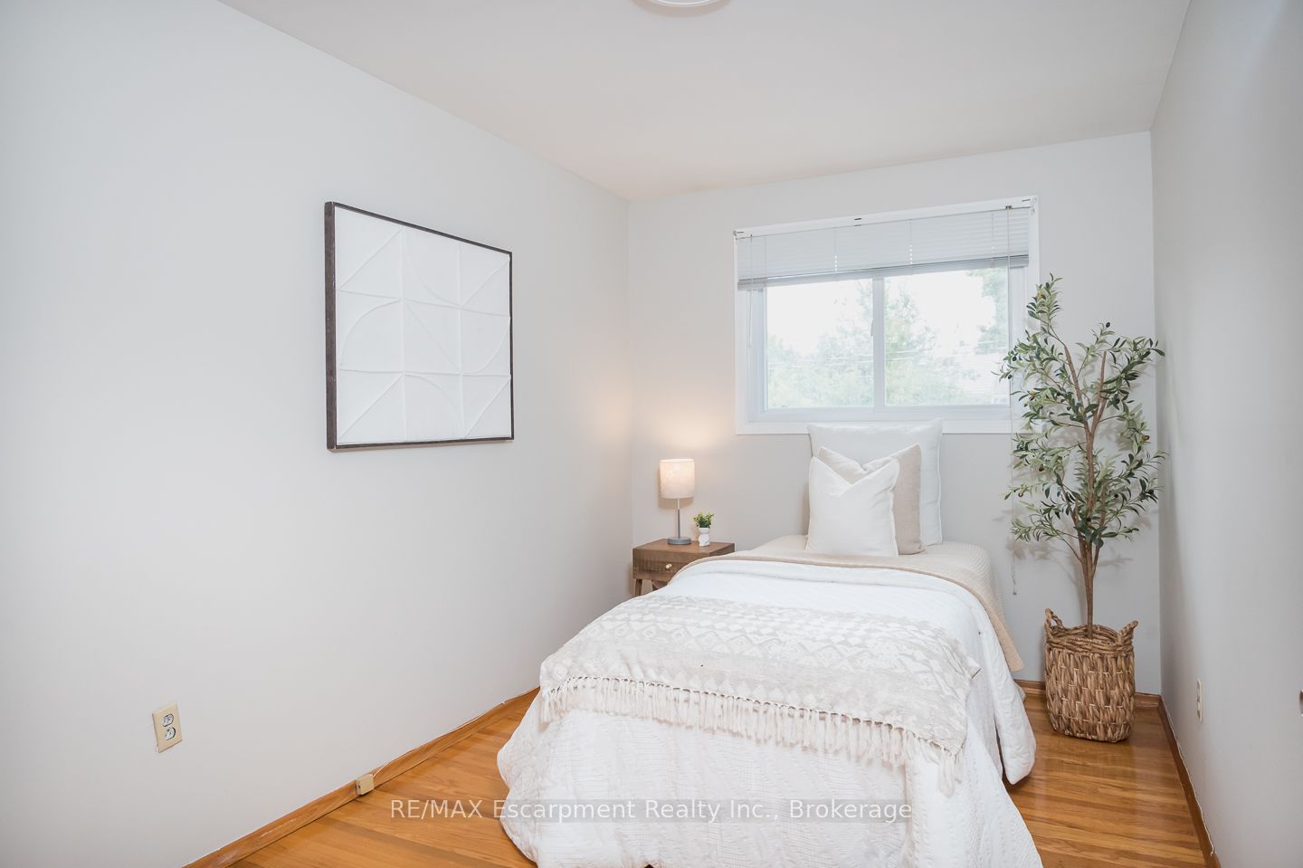1237 Redbank Crescent Property Photo 13