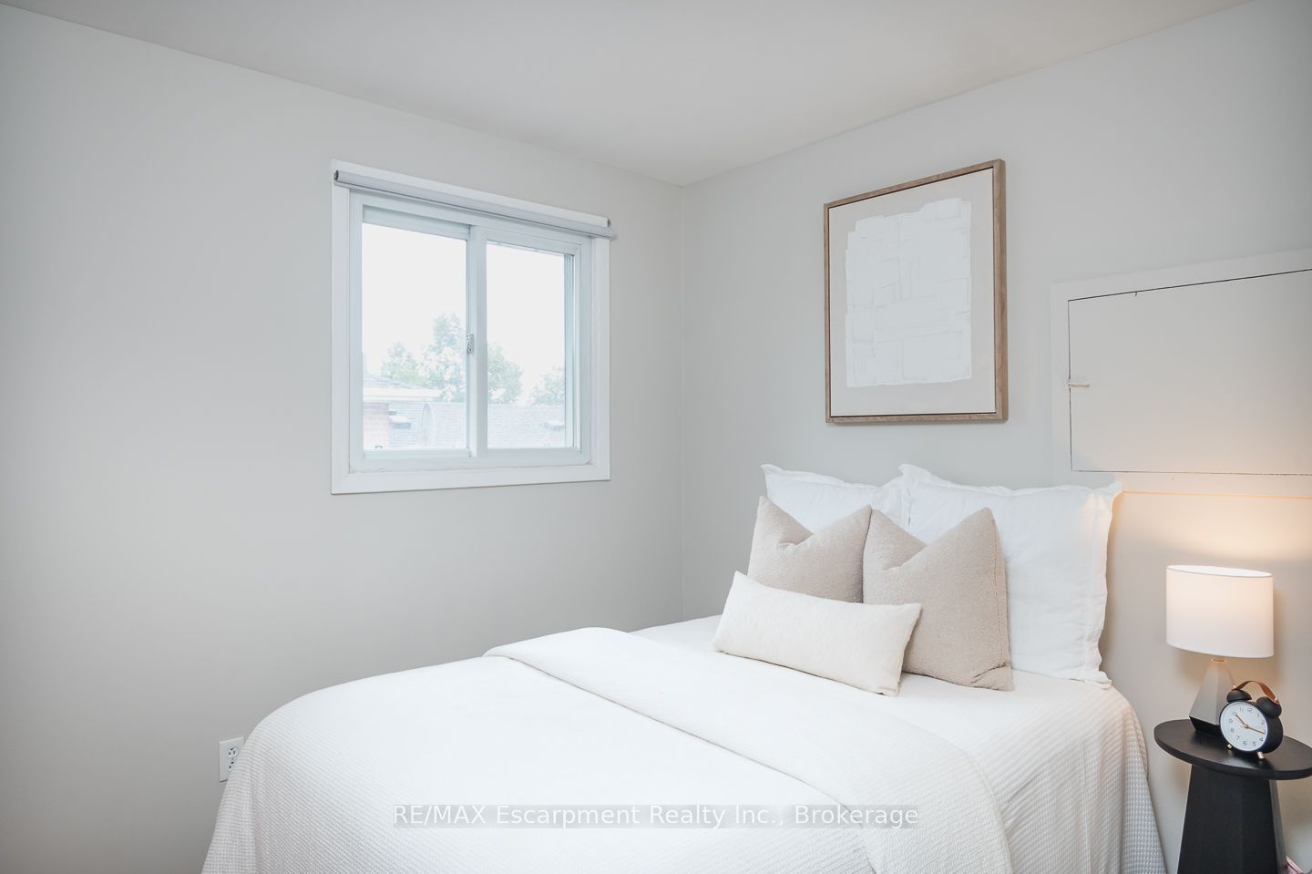 1237 Redbank Crescent Property Photo 14