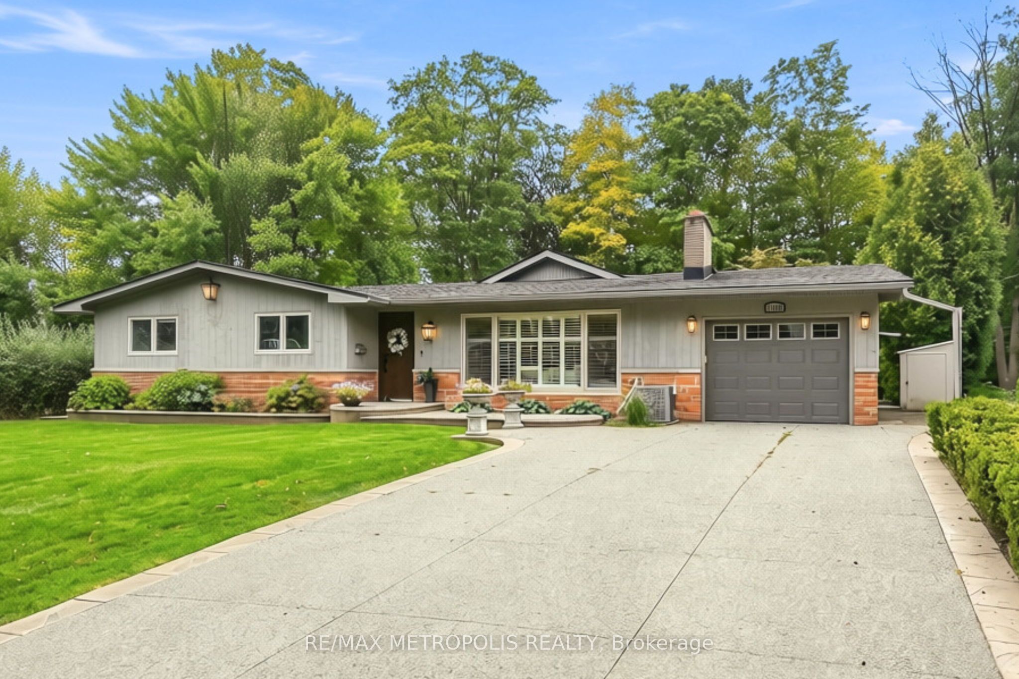 1228 Elgin Crescent Property Photo 1