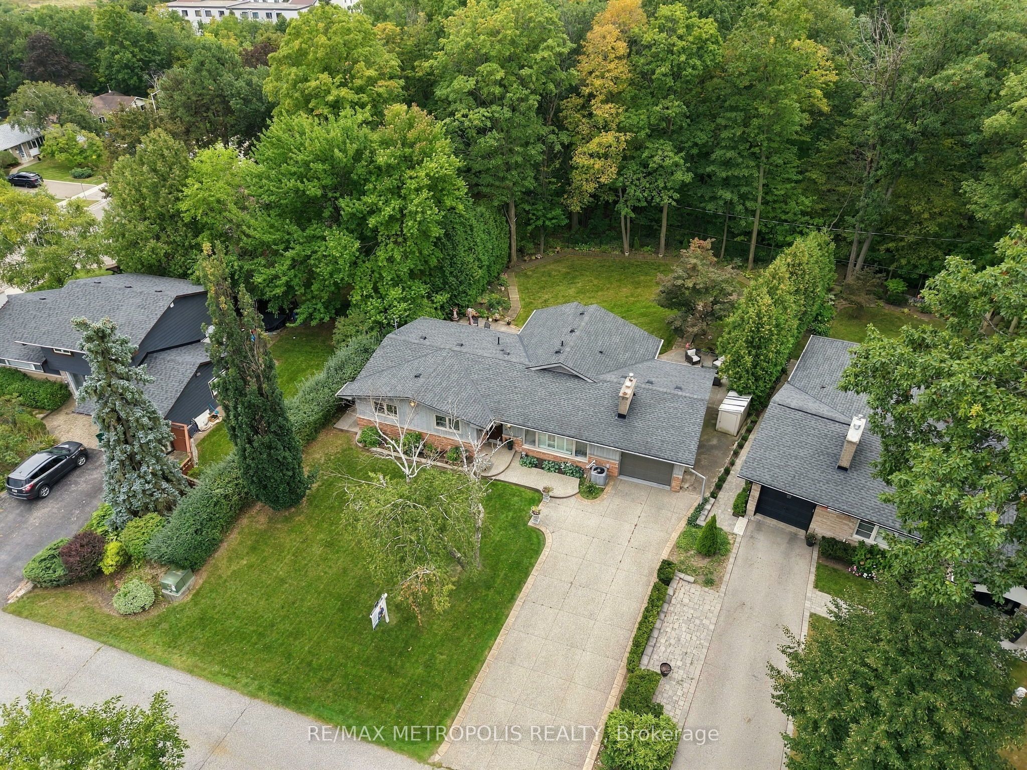 1228 Elgin Crescent Property Photo 2