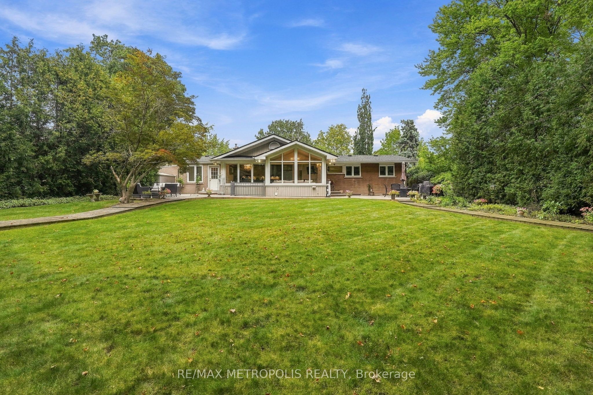 1228 Elgin Crescent Property Photo 21