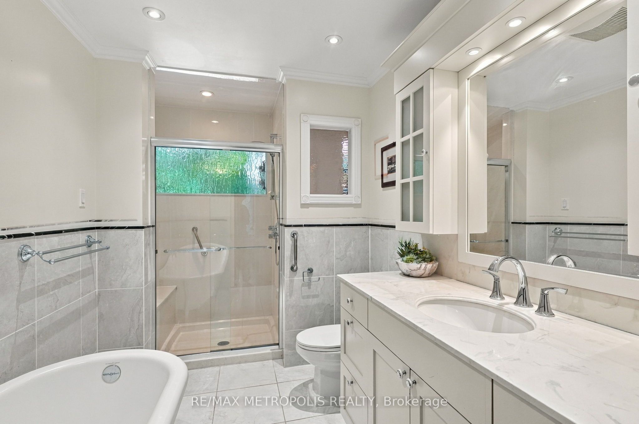 1228 Elgin Crescent Property Photo 28