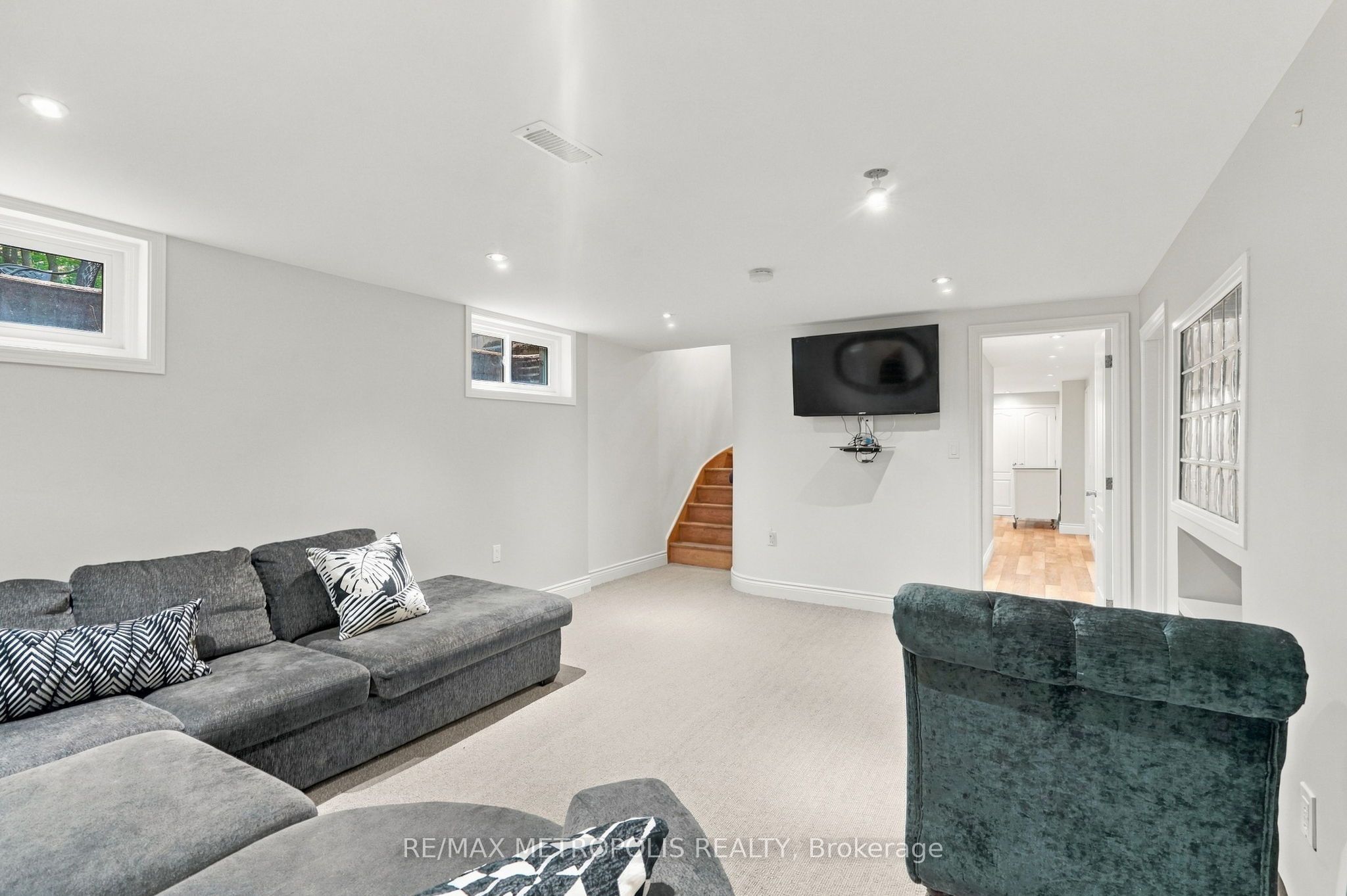 1228 Elgin Crescent Property Photo 37