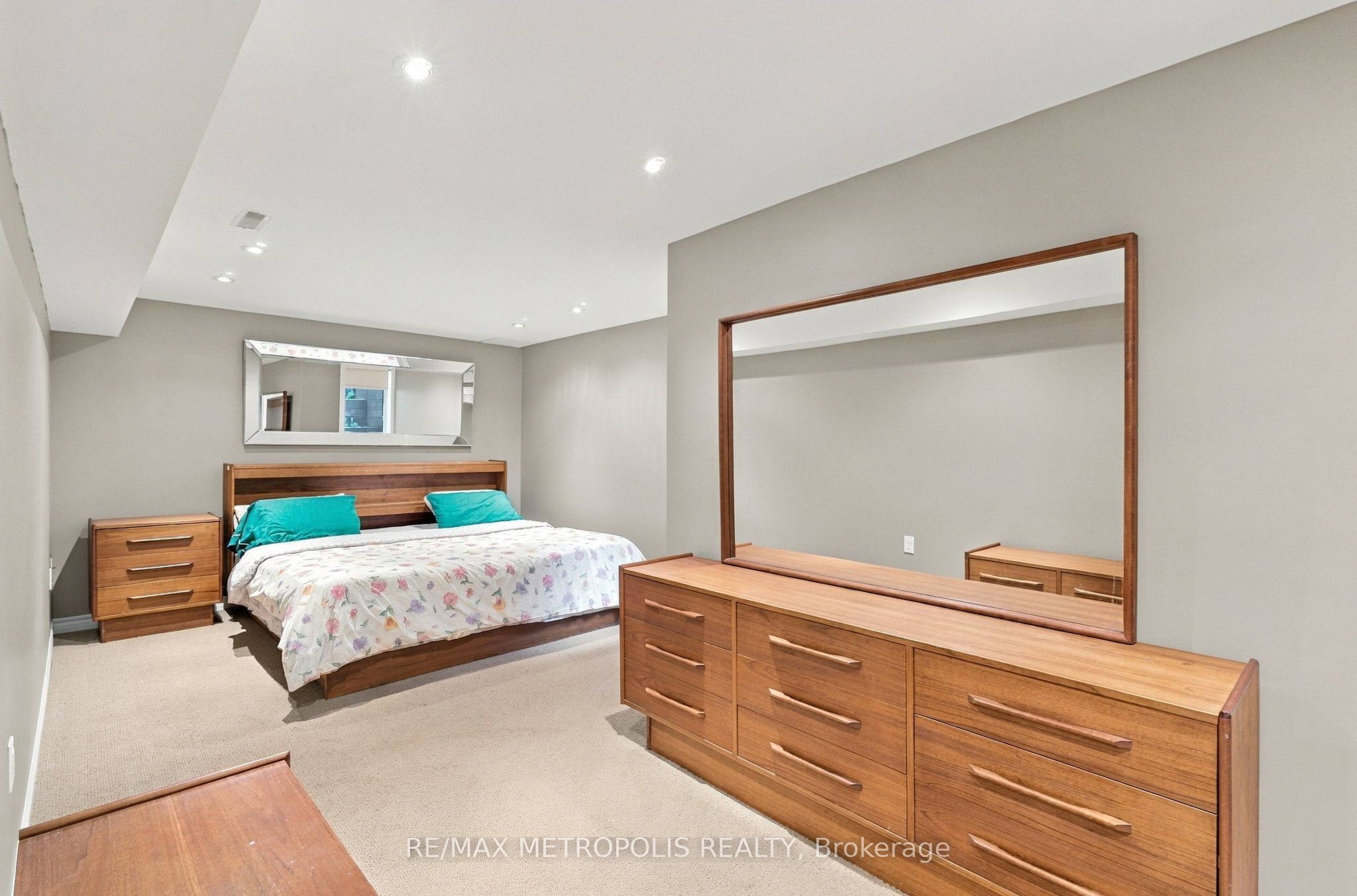 1228 Elgin Crescent Property Photo 40