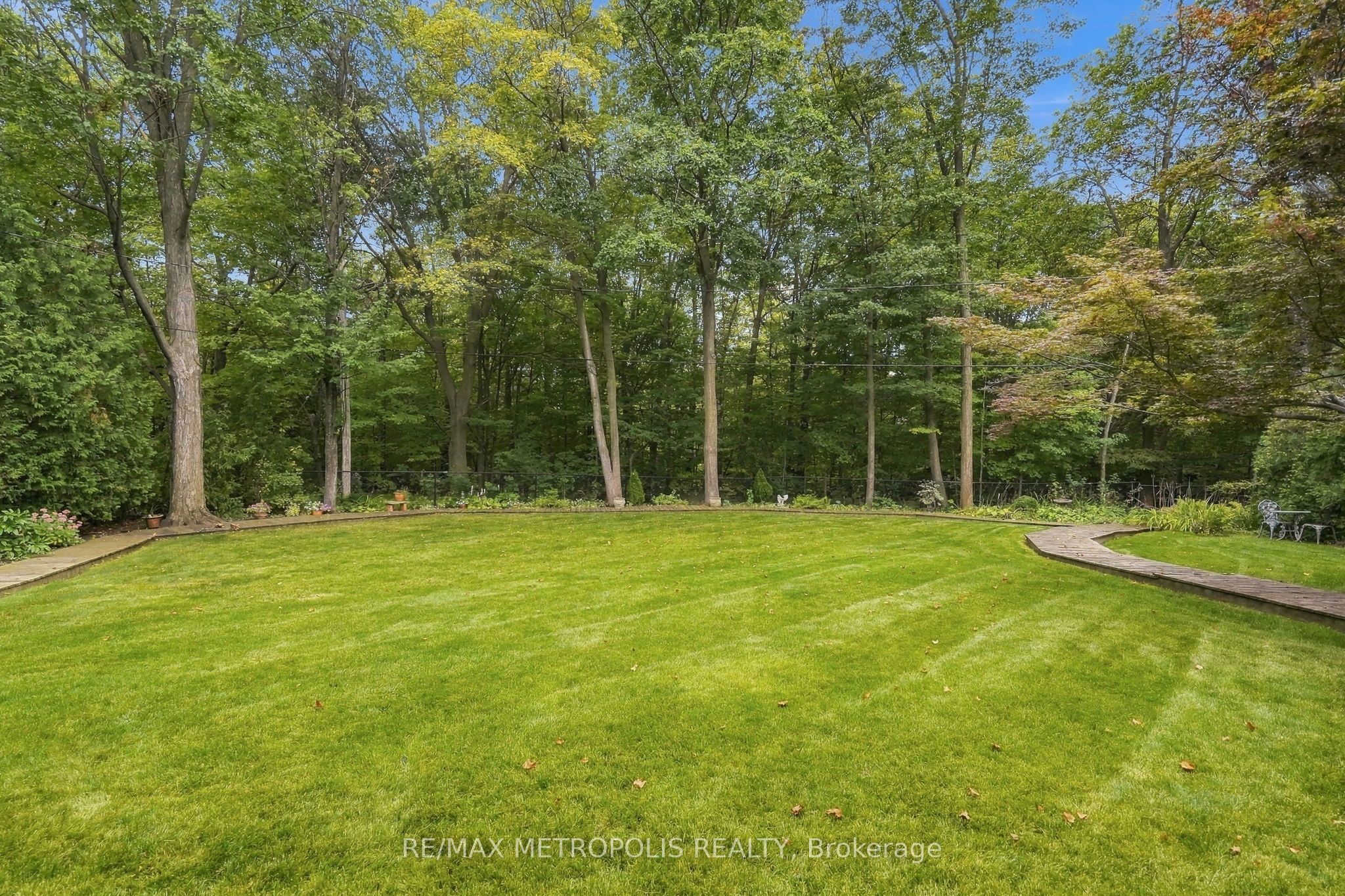 1228 Elgin Crescent Property Photo 46