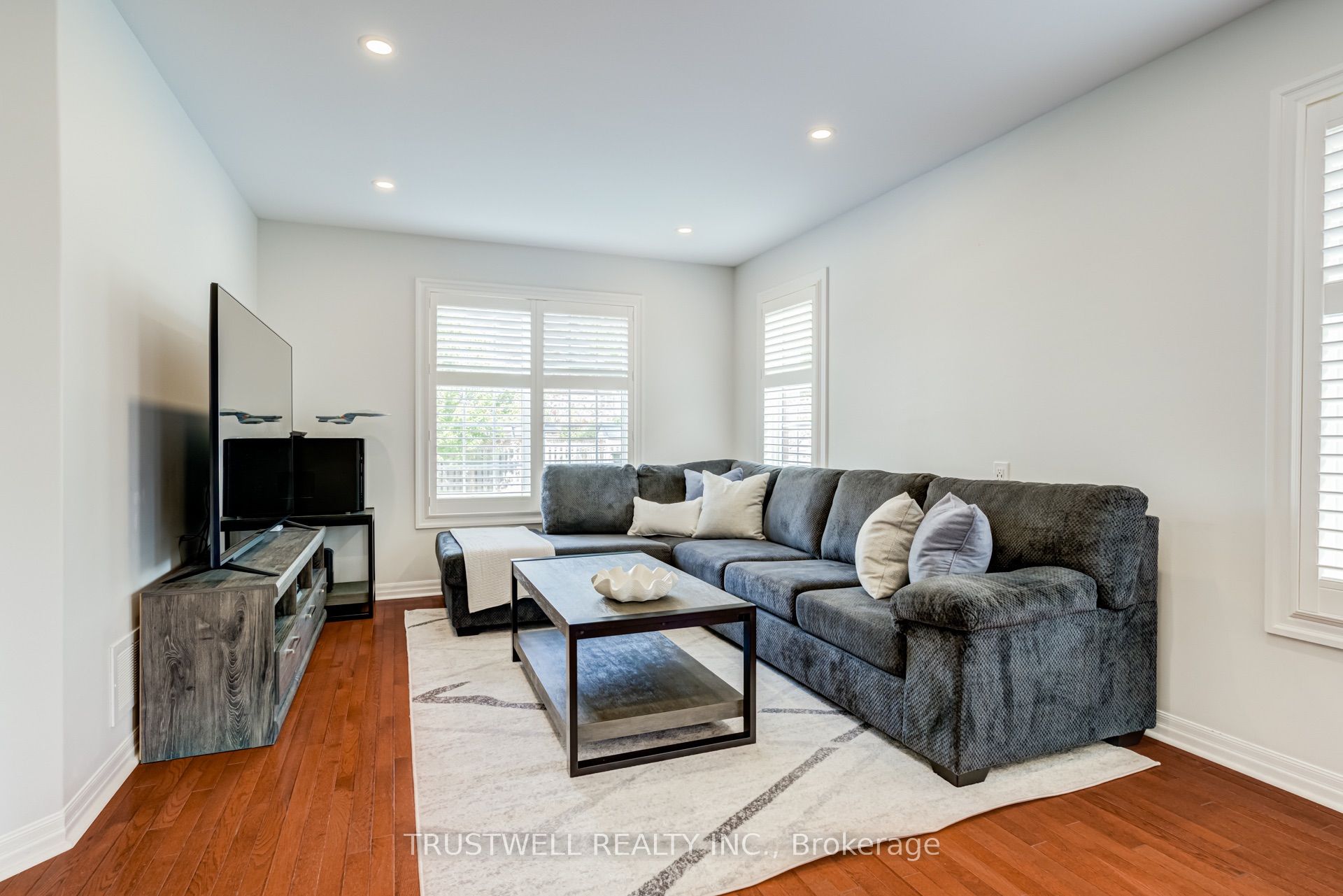 687 Irving Terrace Property Photo 10