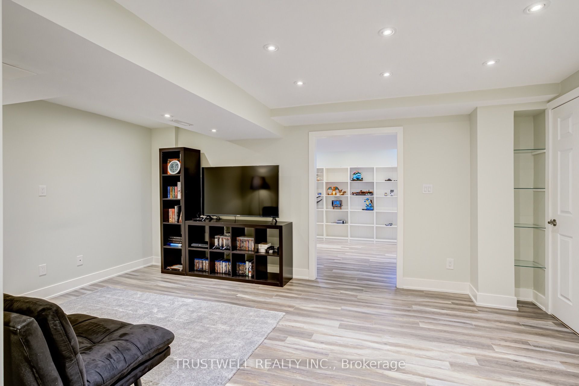 687 Irving Terrace Property Photo 31