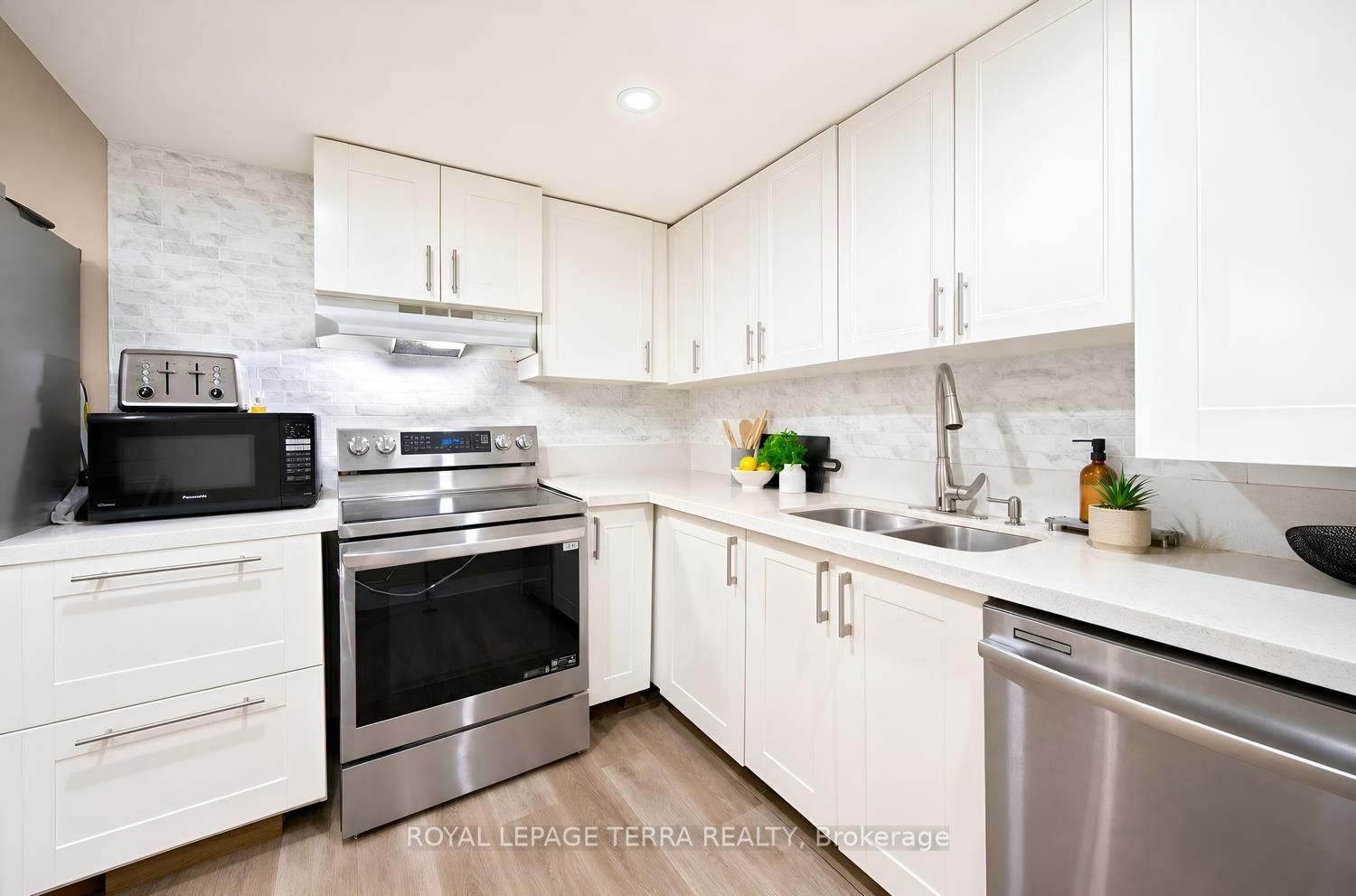 1571 Lewisham Drive Property Photo 42