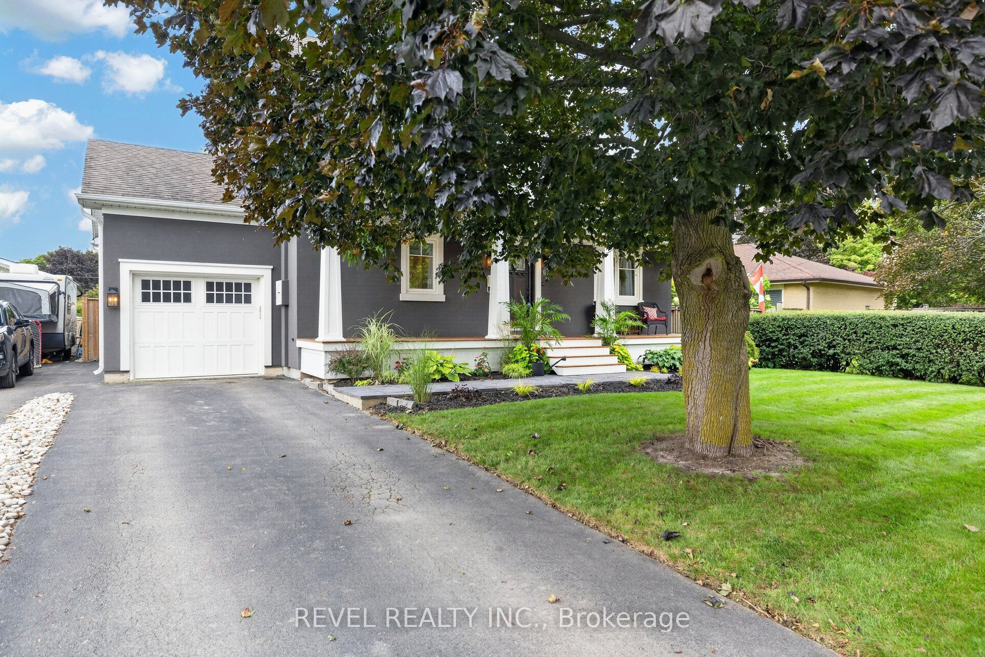 100 Robinwood Crescent Property Photo 3