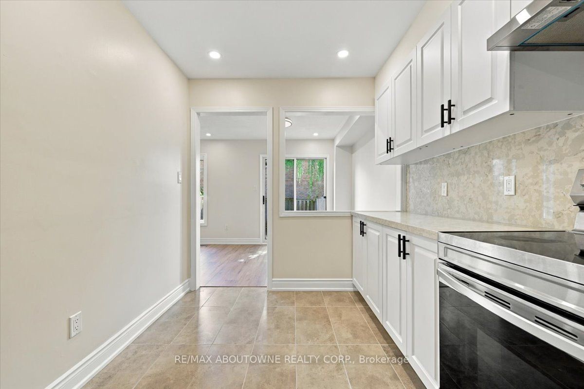 1194 Treetop Terrace Property Photo 10
