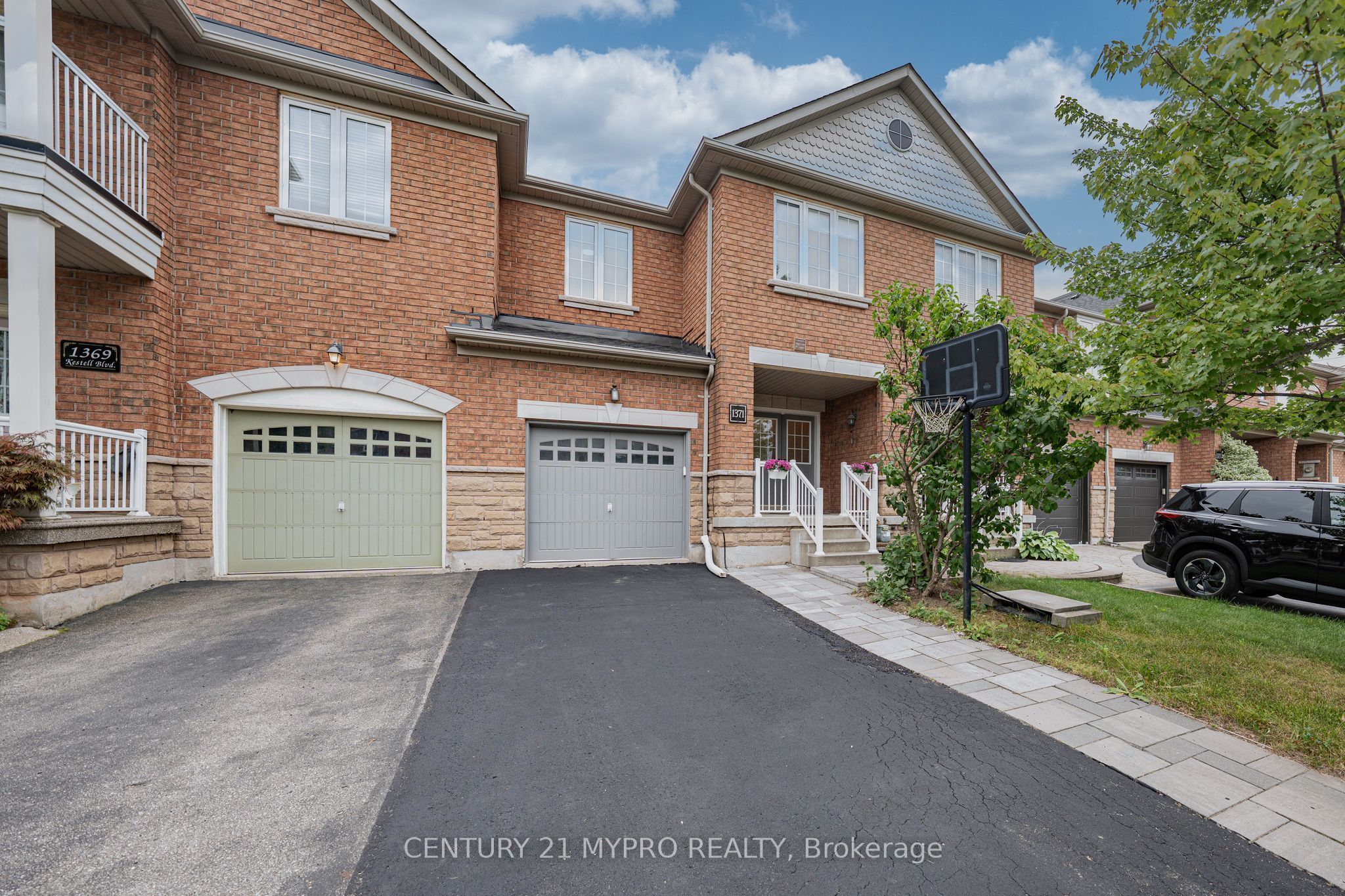 1371 Kestell Boulevard Property Photo 2