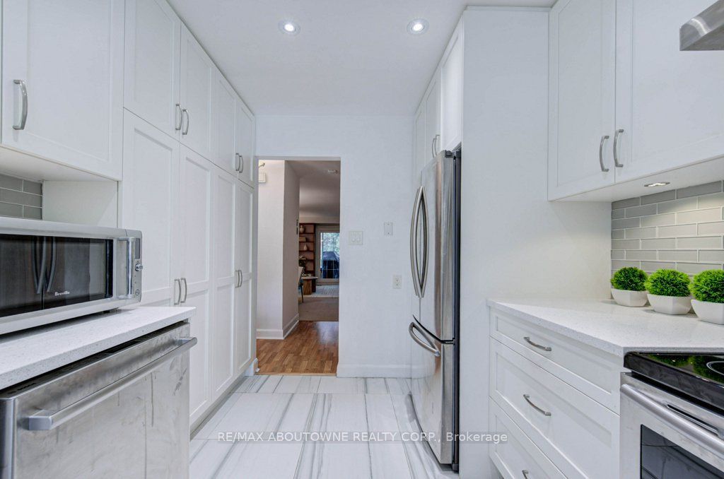 1012 Elizabeth Place Property Photo 9
