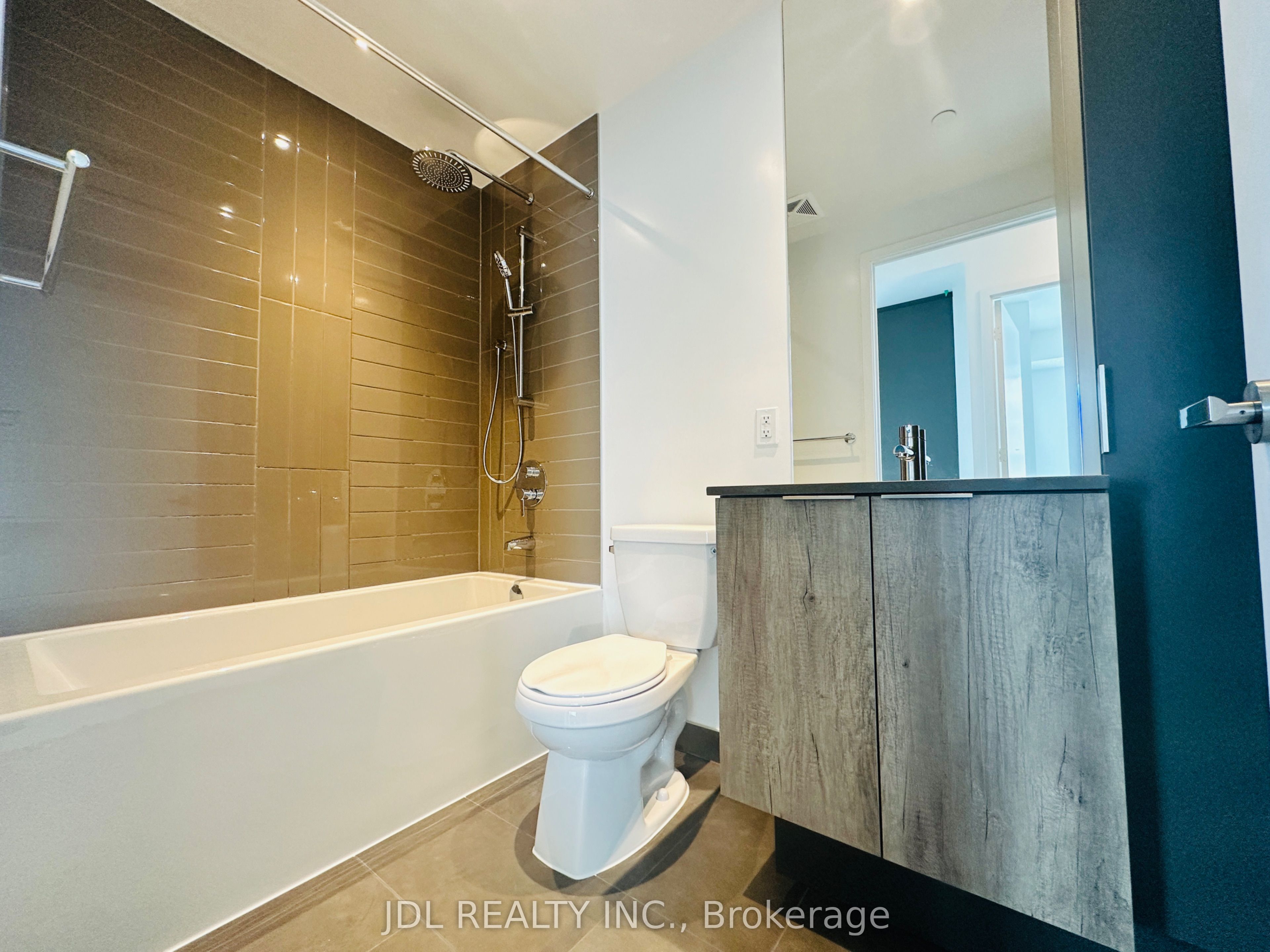 448 Burnhamthorpe Road 4102 Property Photo 7