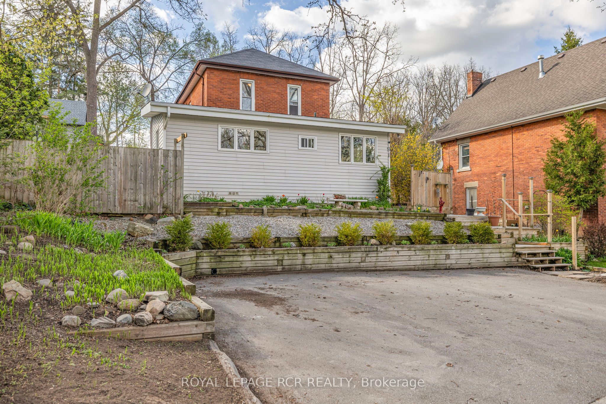 91 King Street W Property Photo 2