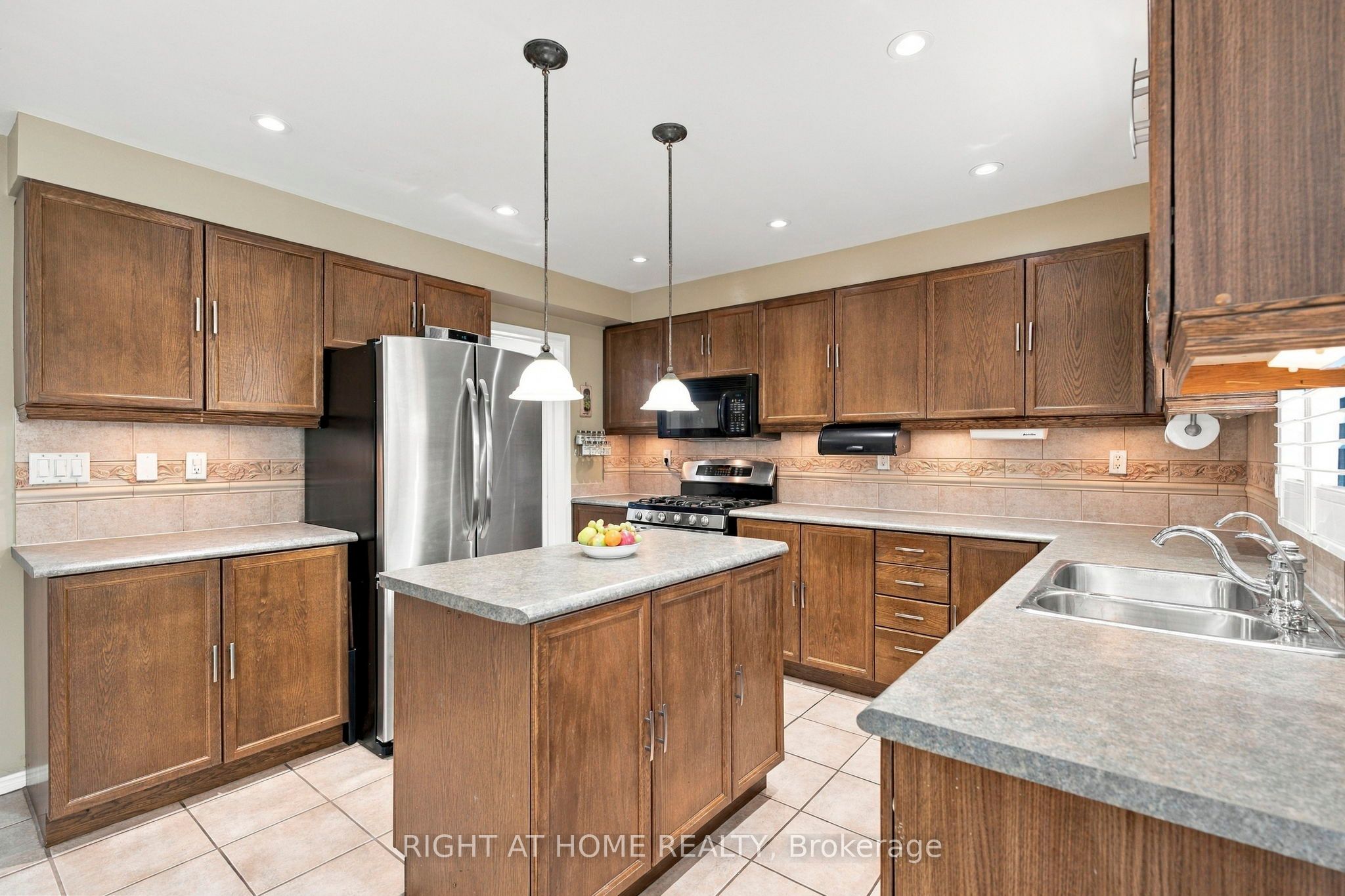 20 Mowat Court Property Photo 17