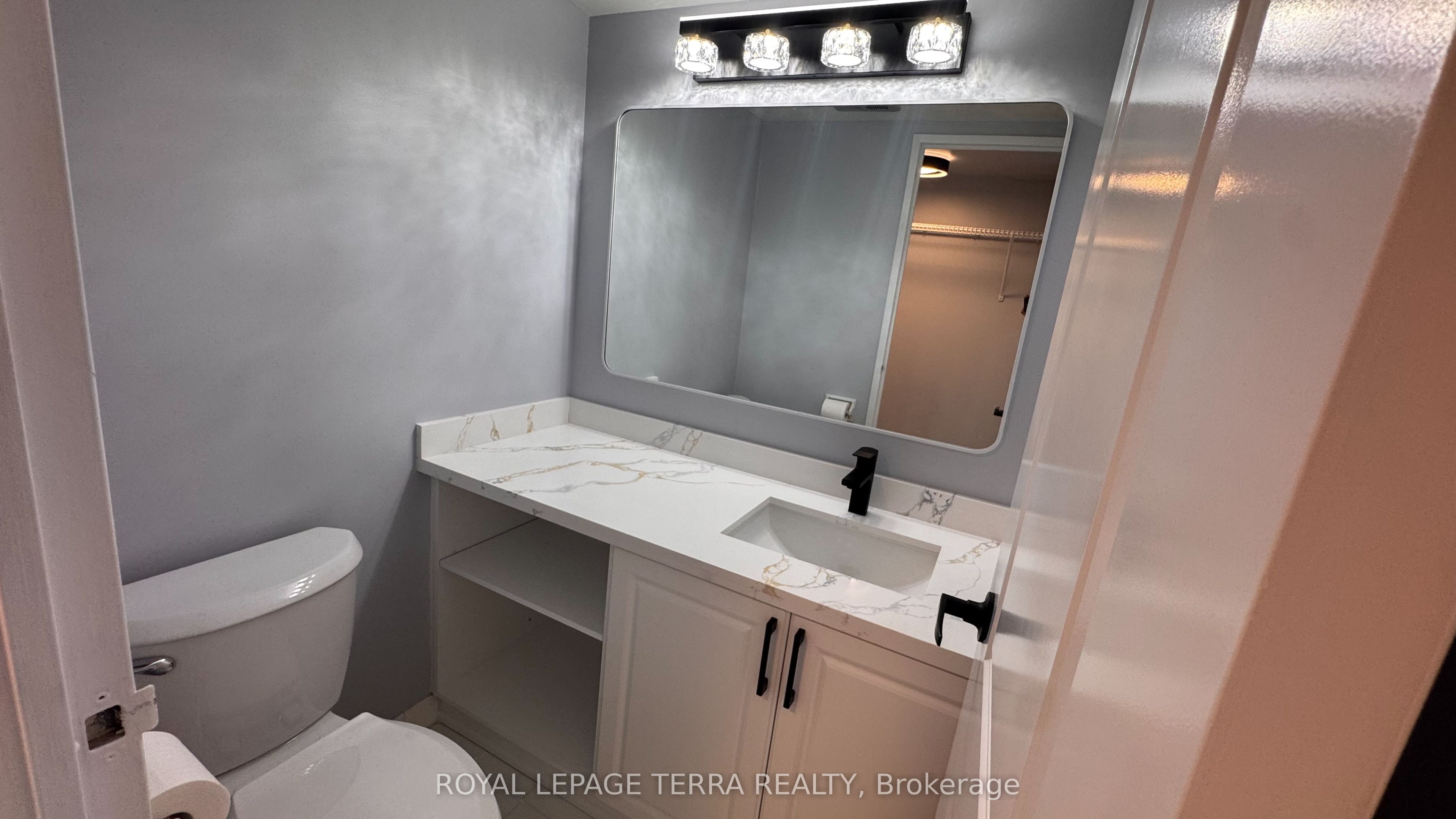 3700 Kaneff Crescent 1401 Property Photo 11