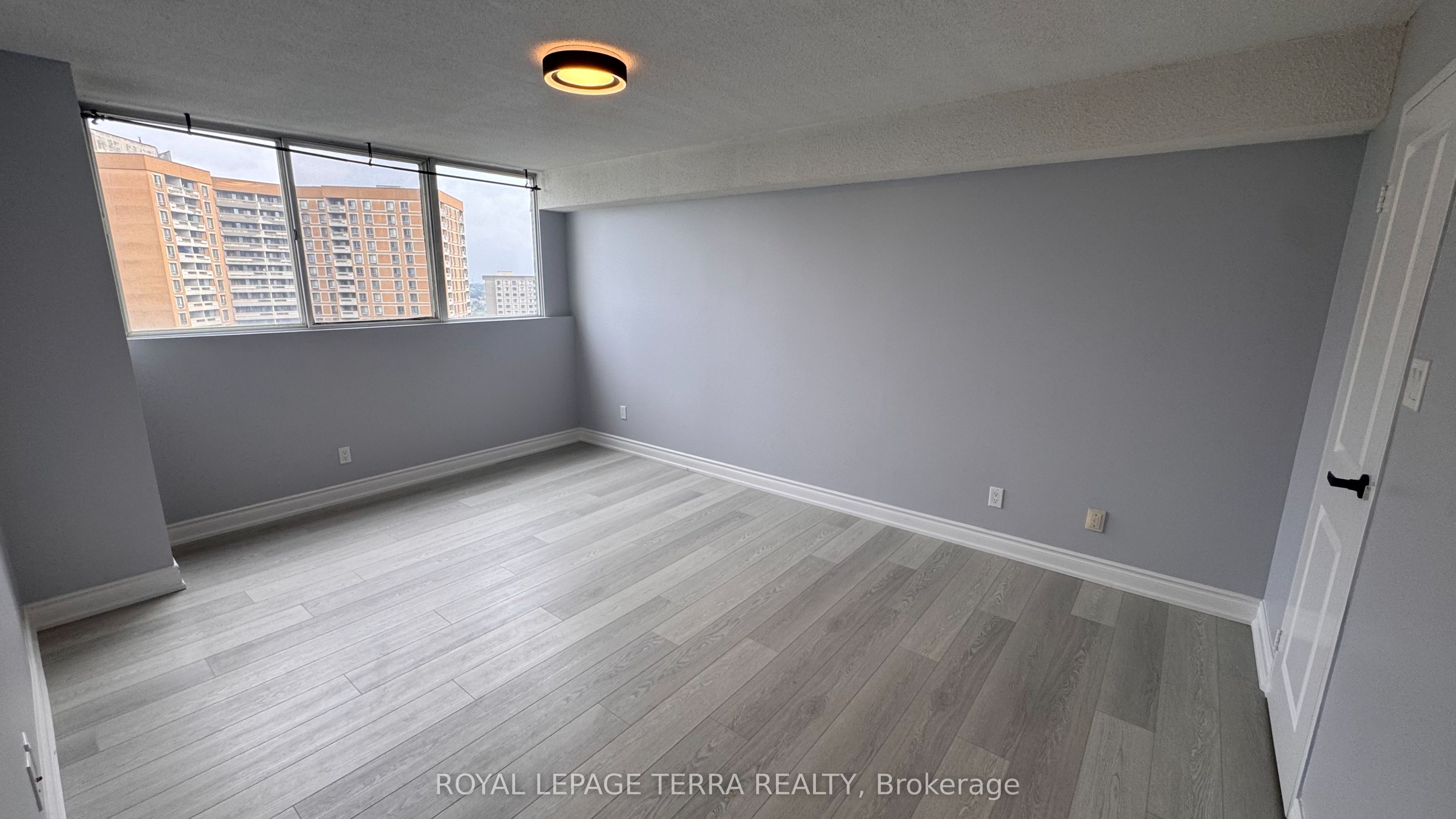 3700 Kaneff Crescent 1401 Property Photo 13