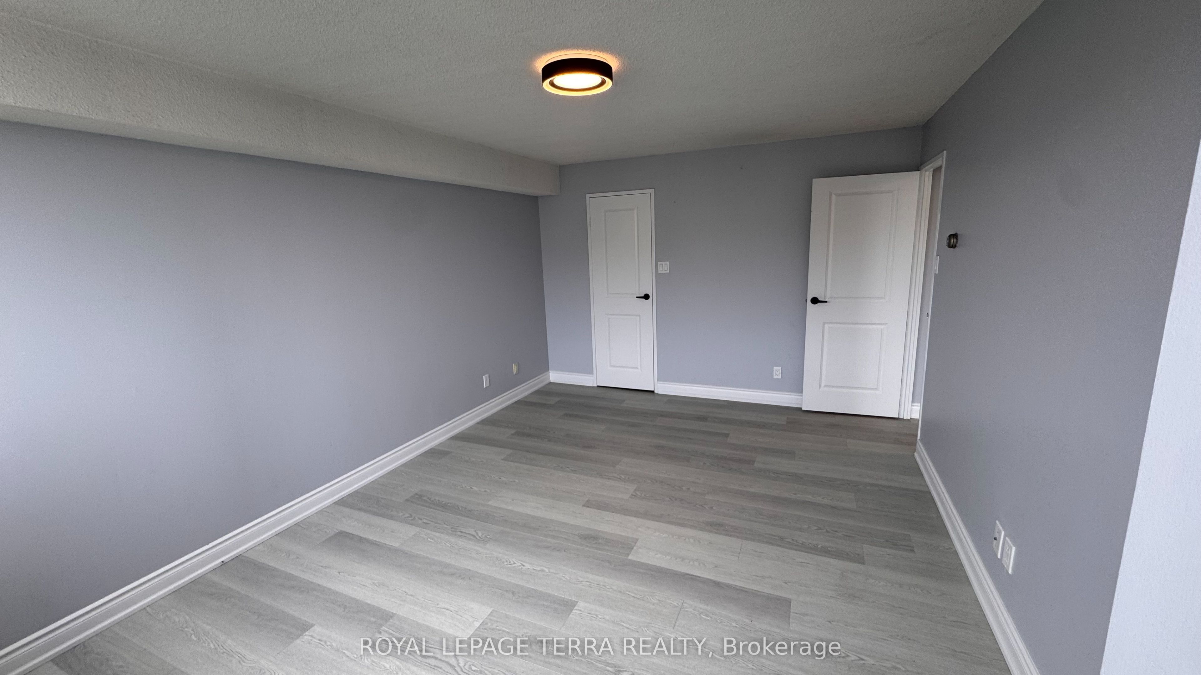 3700 Kaneff Crescent 1401 Property Photo 14