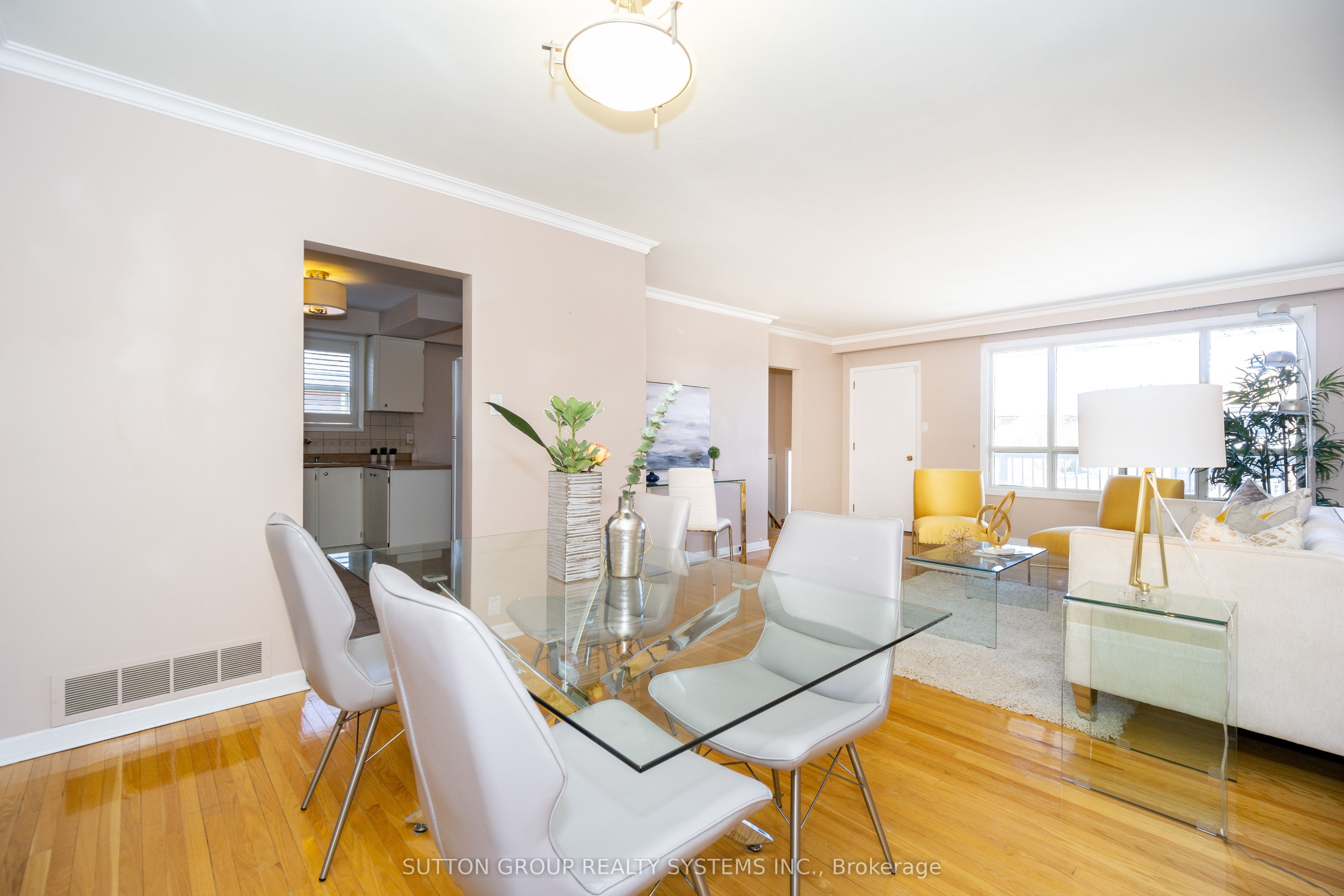 233 Hullmar Drive Upper Property Photo 6