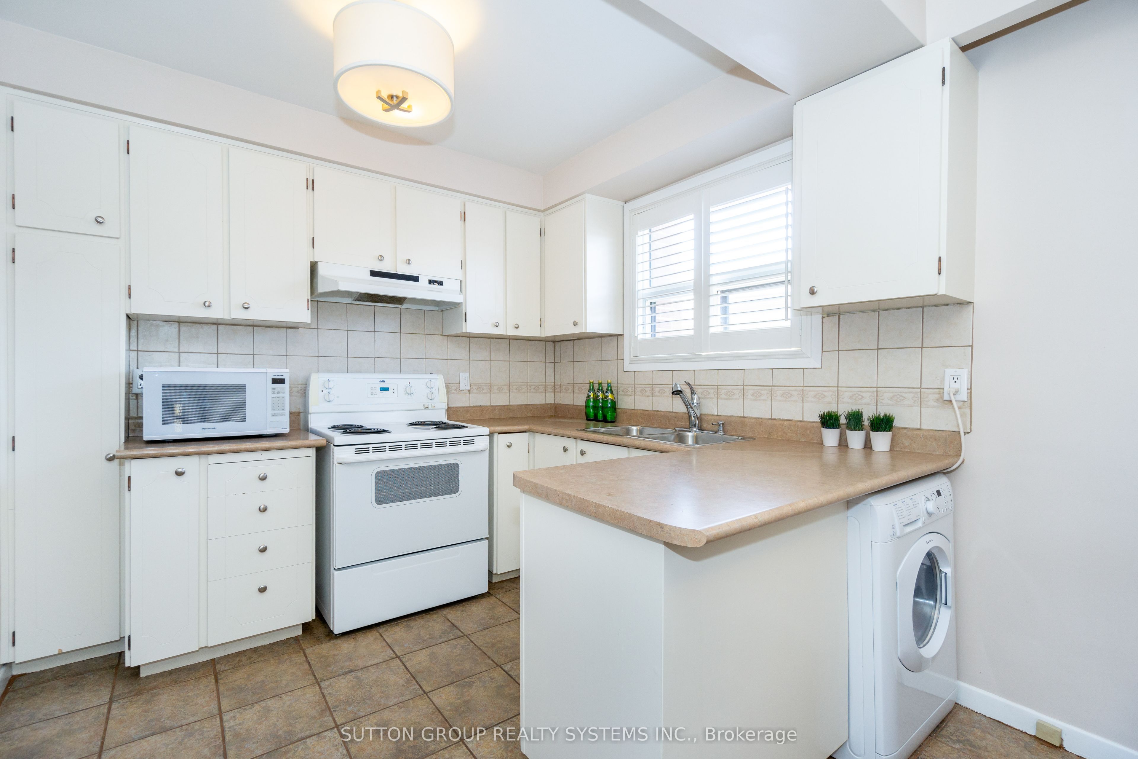 233 Hullmar Drive Upper Property Photo 11