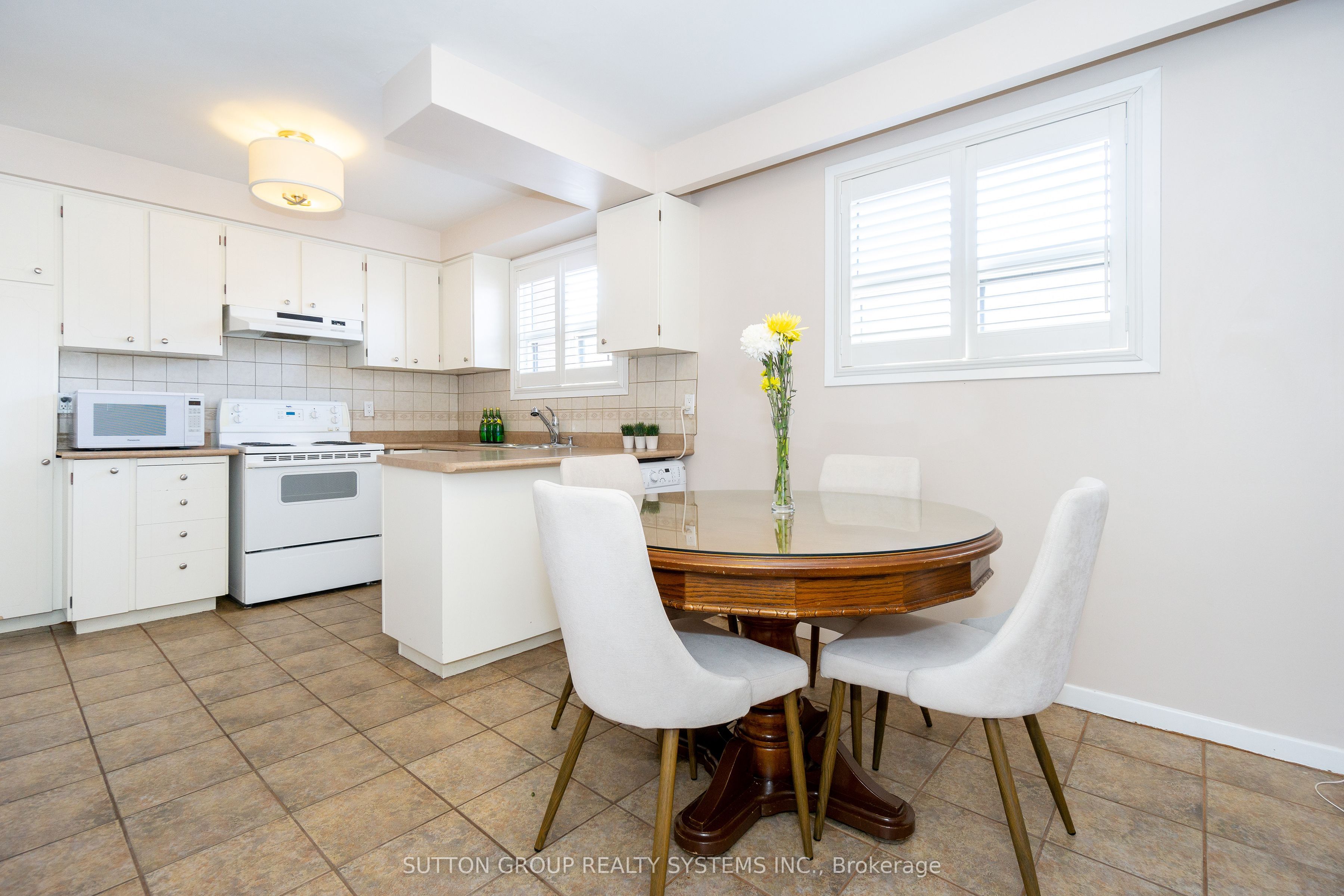 233 Hullmar Drive Upper Property Photo 12