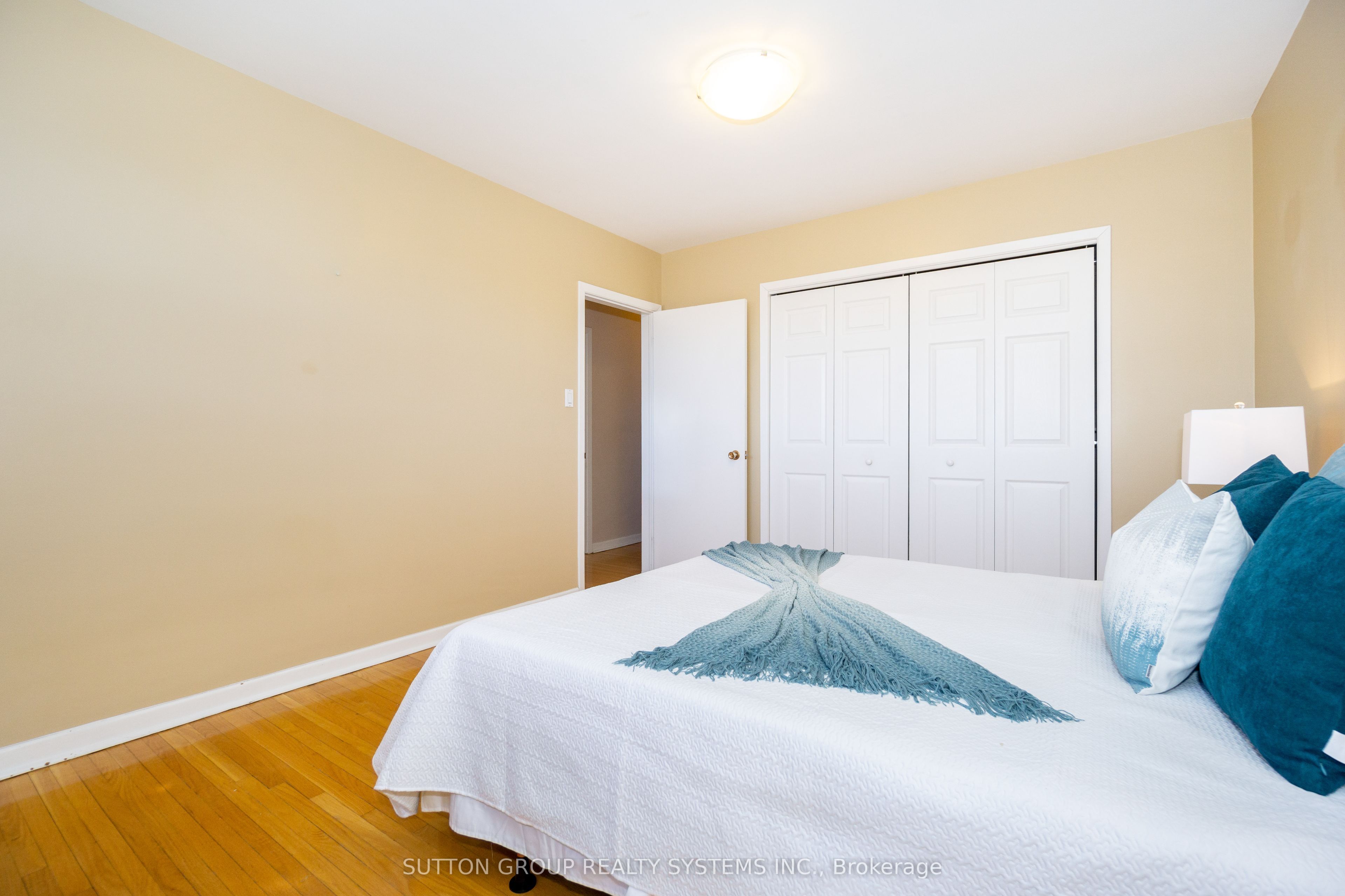 233 Hullmar Drive Upper Property Photo 14