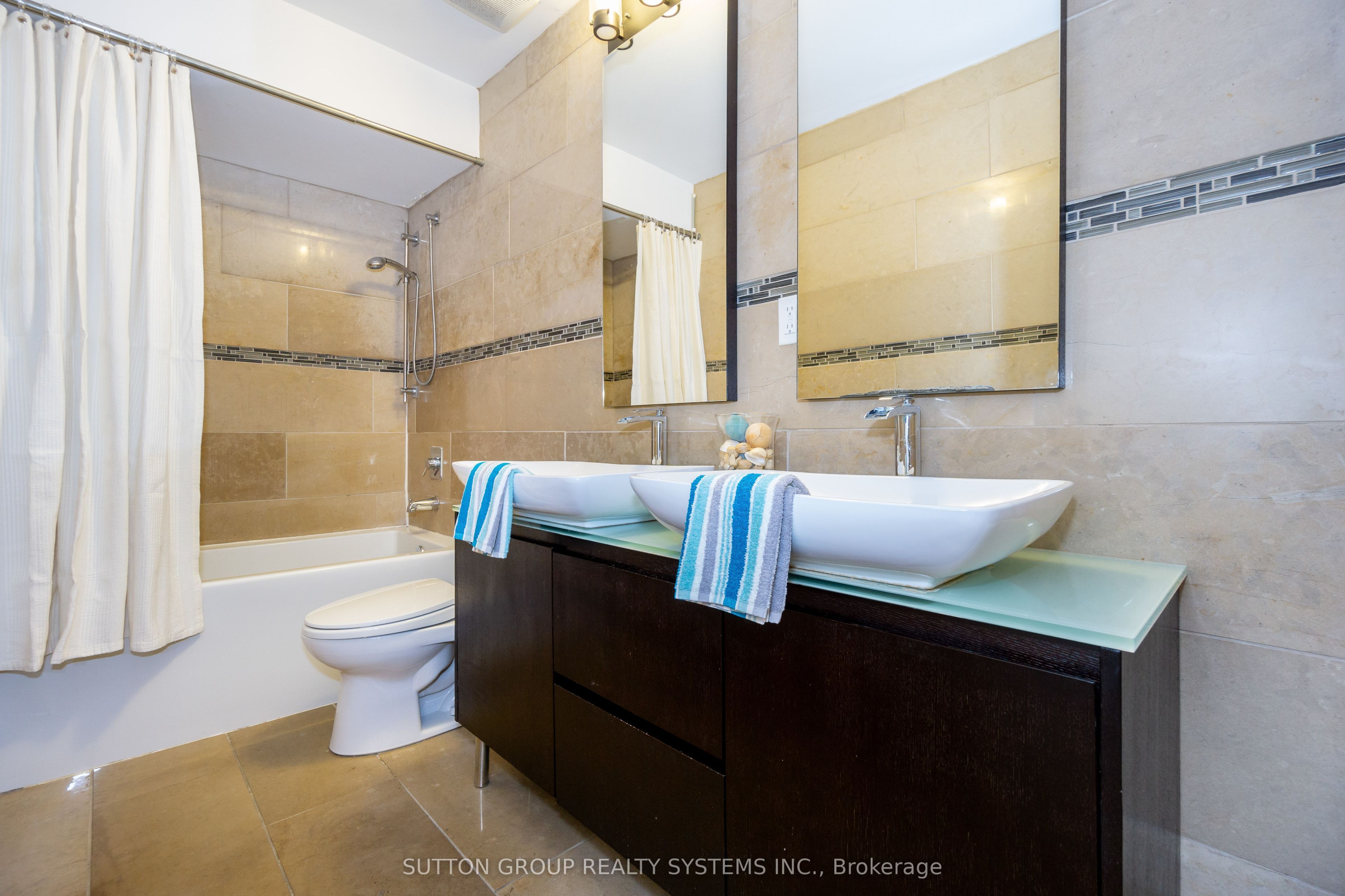233 Hullmar Drive Upper Property Photo 16