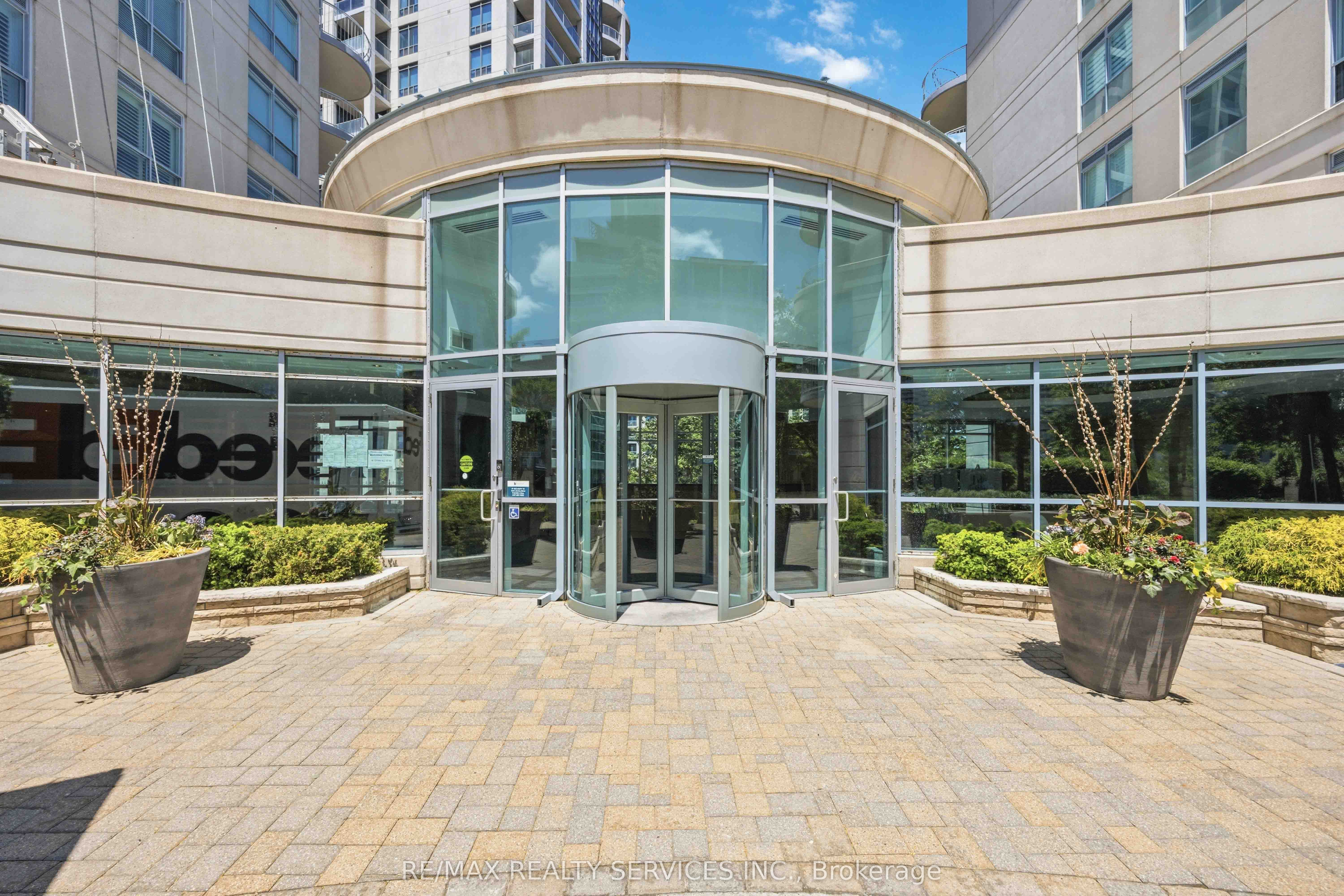 2111 Lake Shore Boulevard W 121 Property Photo 2