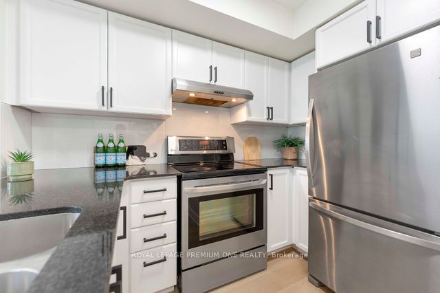 33 Elm Drive W 611 Property Photo 15