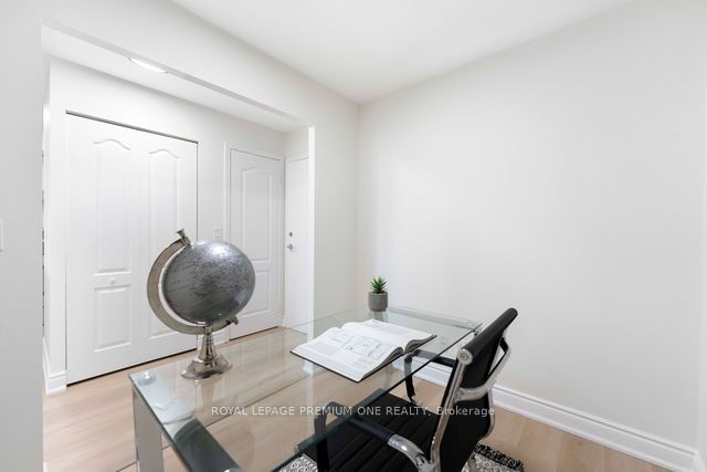 33 Elm Drive W 611 Property Photo 27